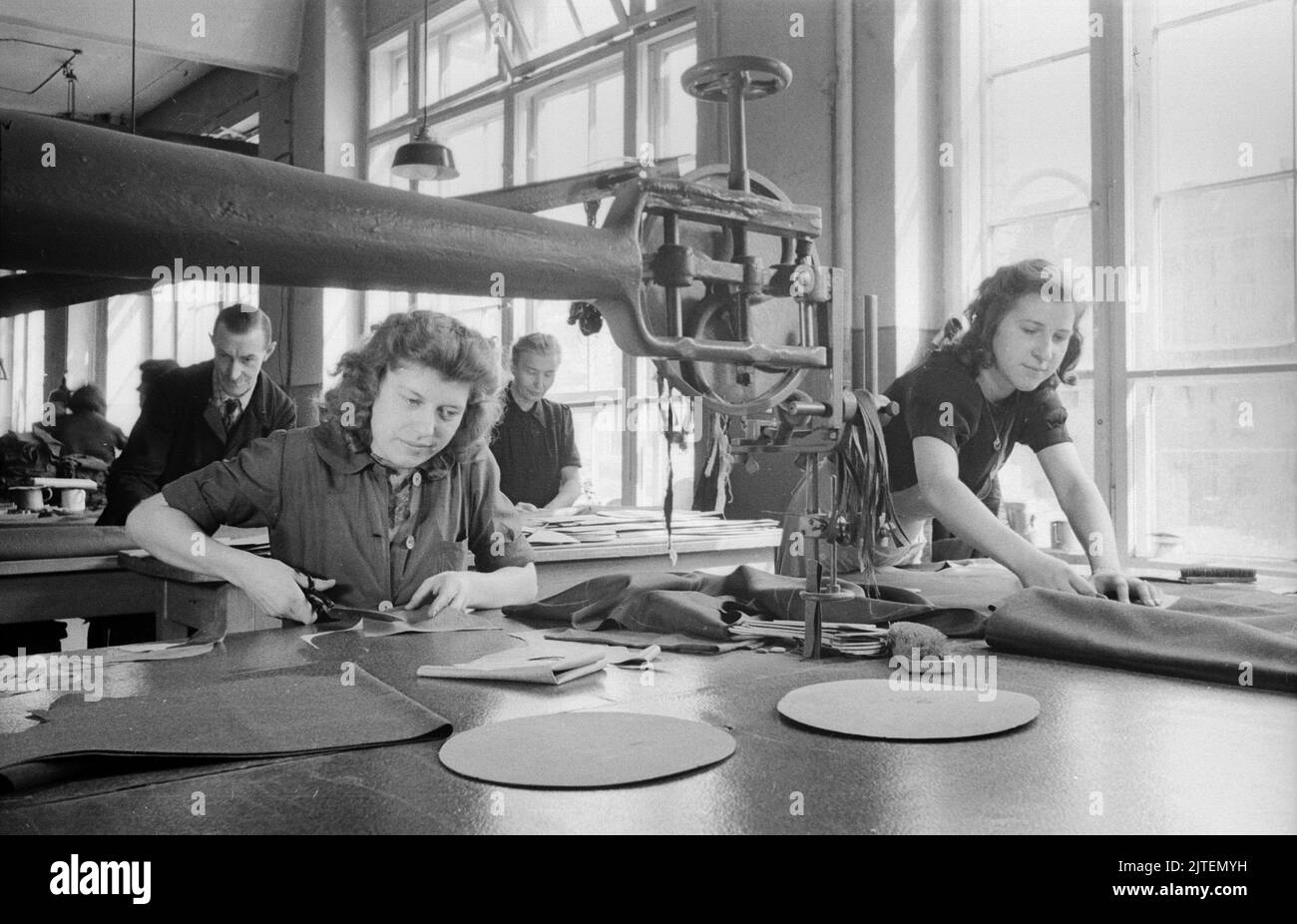 Frauen bei der Produktion von Hüten und Mützen in der Mützenfabrik Wolfgang Schmidt in der