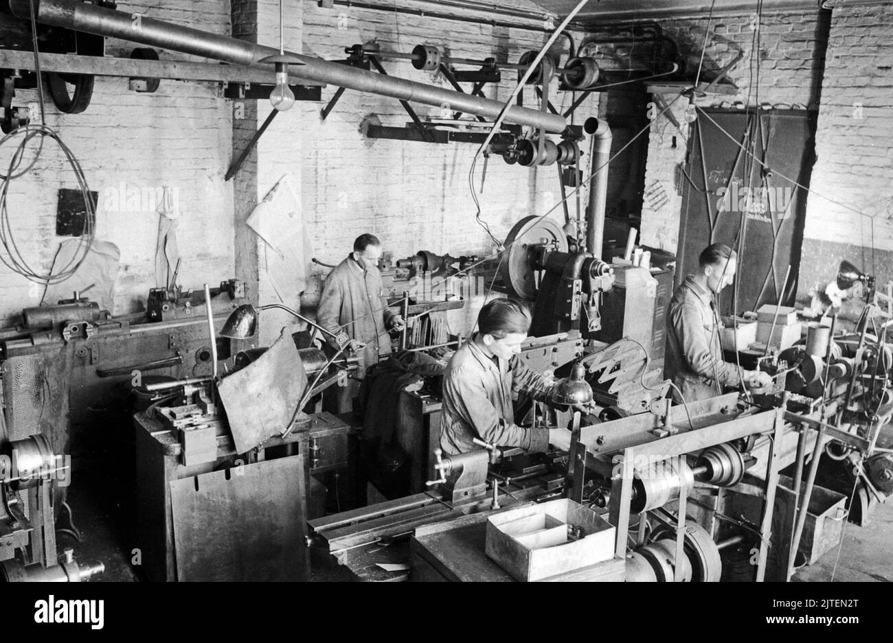 Arbeiter in der Produktion in der Werkstatt der Maschinenfabrik Richard Rheinow in der Kurfürstenstrasse 146 in Berlin, Deutschland 1947. Stock Photo