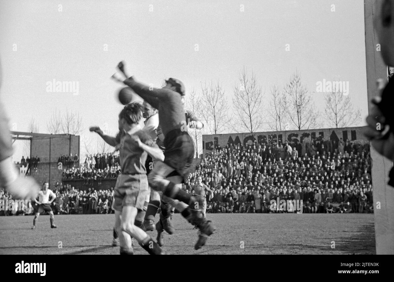 Erstes Spiel nach der Neugründung: Spielszene aus dem Spiel Hertha BSC - BSC Kickers, Berlin, Deutschland 1947. Stock Photo