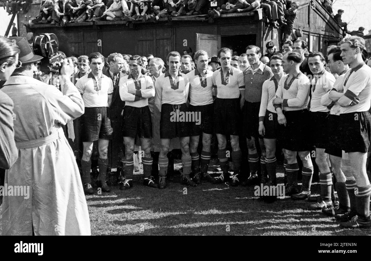 Mannschaftsfoto vor dem Fußballspiel Chemnitz - Berlin auf dem Platz der Hertha, Berlin, Deutschland 1947. Stock Photo