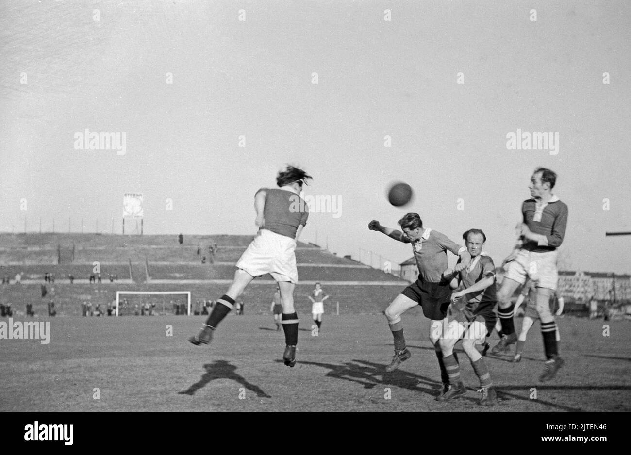 Erstes Spiel nach der Neugründung: Spielszene aus dem Spiel Hertha BSC - BSC Kickers, Berlin, Deutschland 1947. Stock Photo