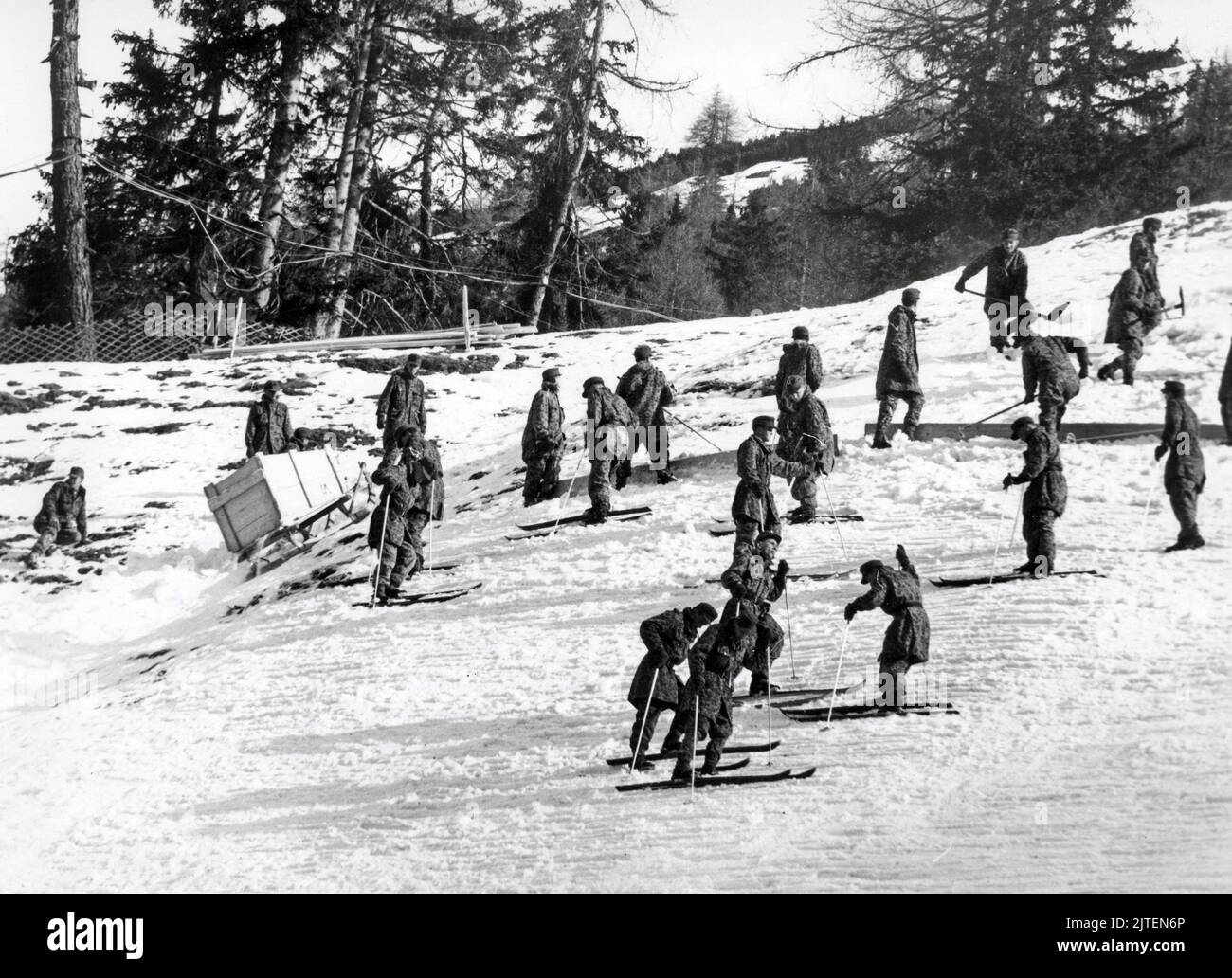 Original-Bildunterschrift: Winterolympiade 1964 in Innsbruck - Das Bundesheer präpariert die Piste für den Damen-Slalom in der Lizum, Innsbruck, Österreich 1964. Stock Photo