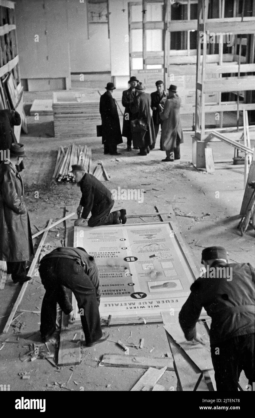 Vorbereitungen zur Ausstellung im Casino am Funkturm 'Werte unter Trümmern', die sich mit den im Schutt verborgenen Metallen und Chemikalien befasst, Berlin, Deutschland 1947. Stock Photo