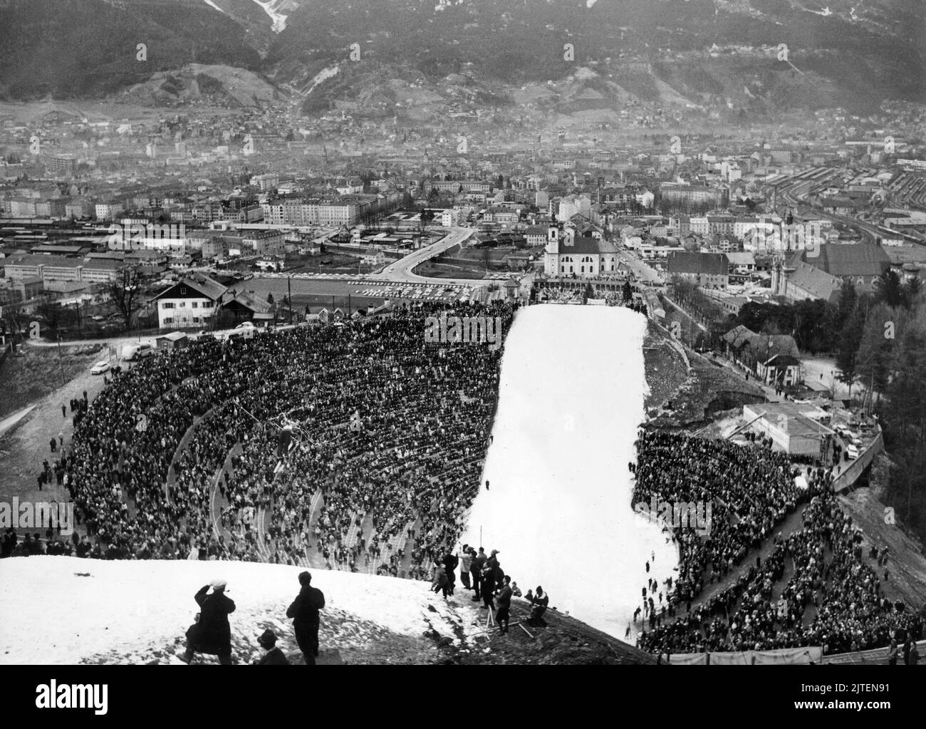 Original-Bildunterschrift: Einweihung der neuen Olympia-Schanze in Innsbruck anlässlich der Internationalen Vierschanzentournee der Skispringer auf dem Berg Isel am 30. Dezember, im Hintergrund Innsbruck, Österreich 1963. Stock Photo
