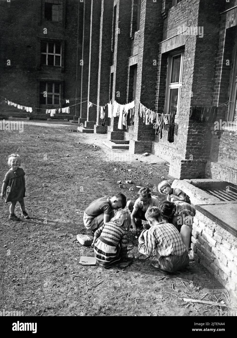 Original-Bildunterschrift: Flüchtlingsschicksale - Das Lager ist jetzt ihre Heimat geworden, Berlin, Deutschland 1960er Jahre. Stock Photo