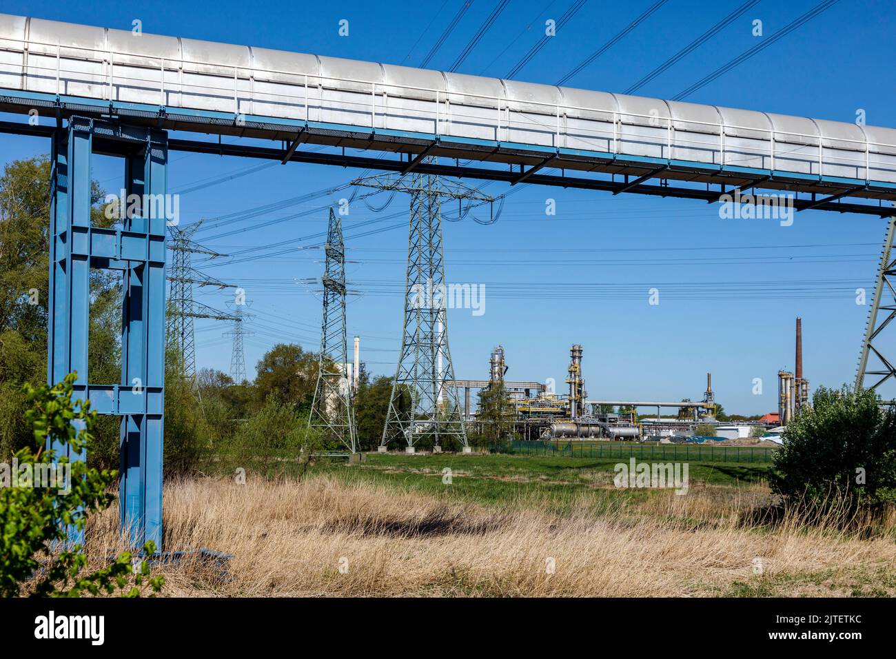 High-voltage line at Holstendamm in Brunsbüttel, TotalEnergies Bitumen Deutschland GmbH in the background Stock Photo