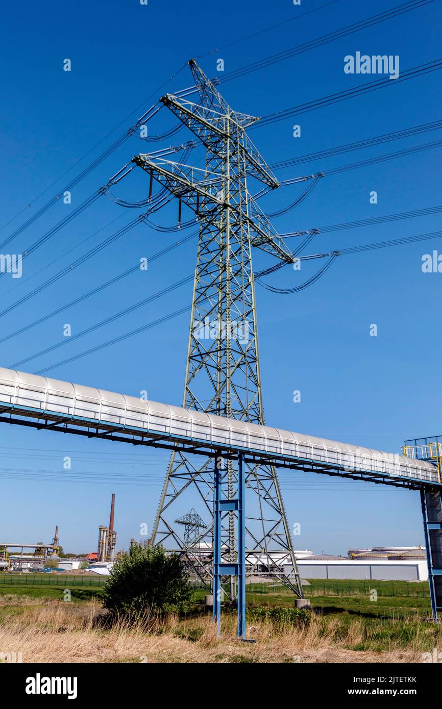 High-voltage line at Holstendamm in Brunsbüttel, TotalEnergies Bitumen Deutschland GmbH in the background Stock Photo