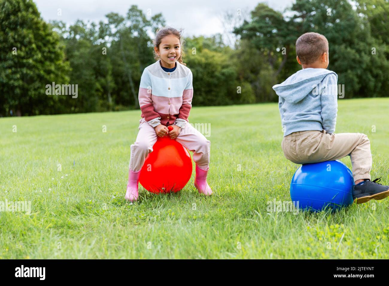 Child bouncing ball : 4 462 images, photos de stock, objets 3D et