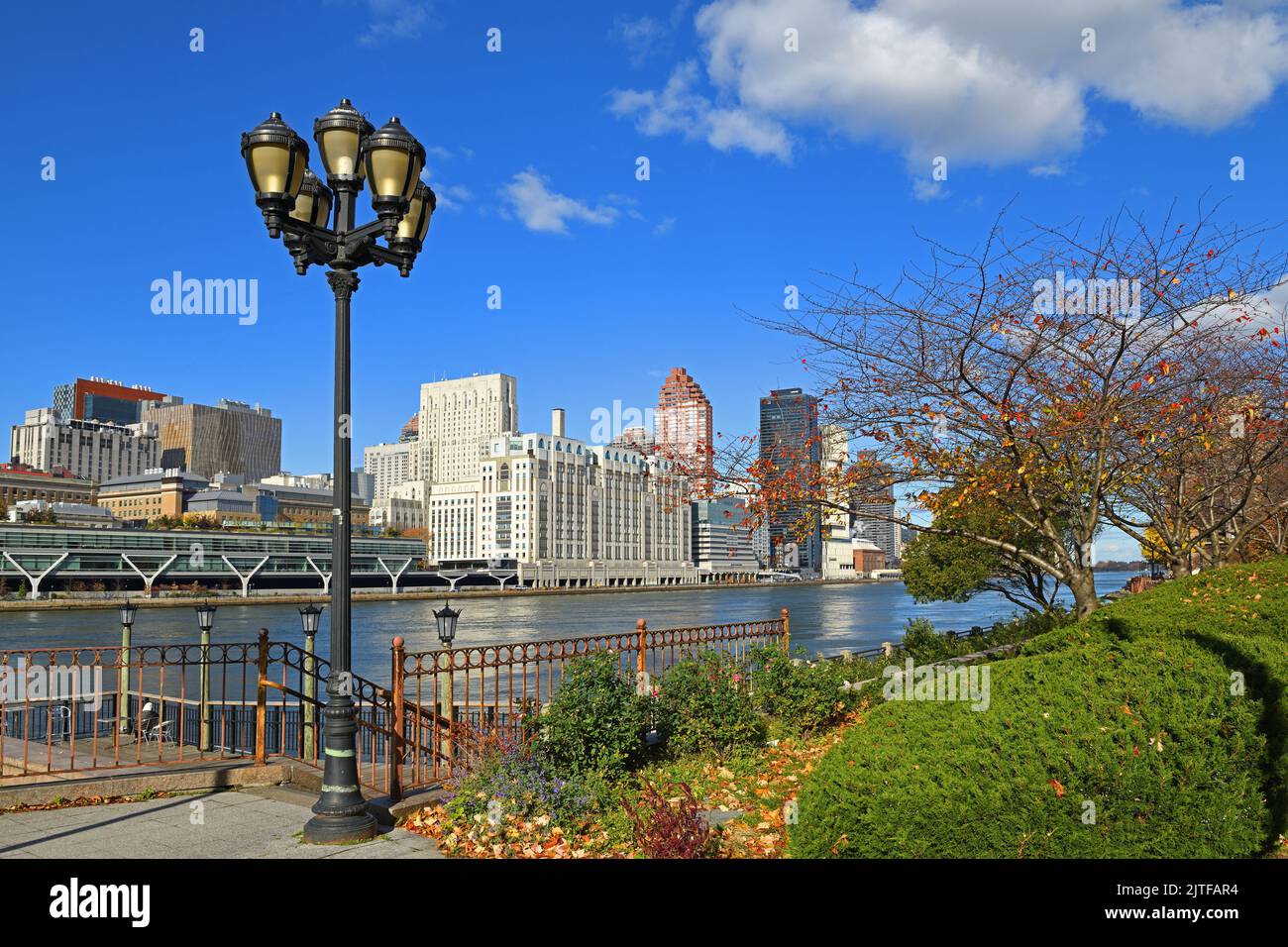 Autumn embankment of Roosevelt Island, New York City Stock Photo Alamy