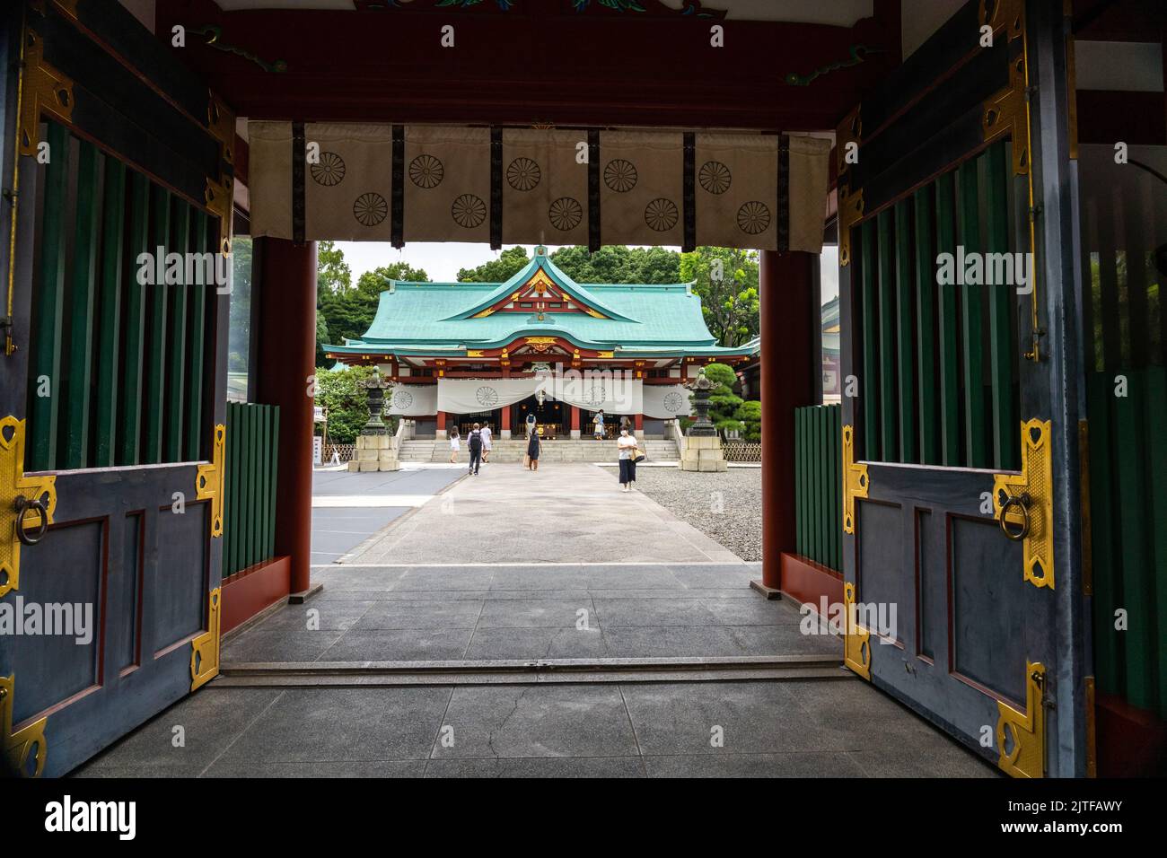 The main entrance to the Hie Jinja shrine in Nagatacho, Chiyoda, Tokyo, Japan. The Shinto shrine is one of the three major shrines of Tokyo. Stock Photo