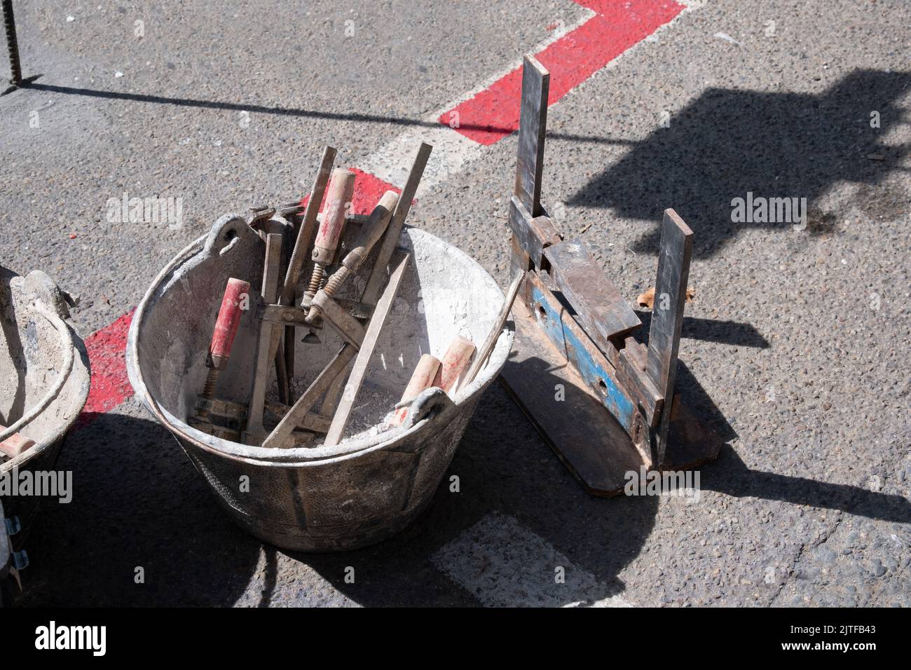 A bucket with several clamps to be used in the structure of a new