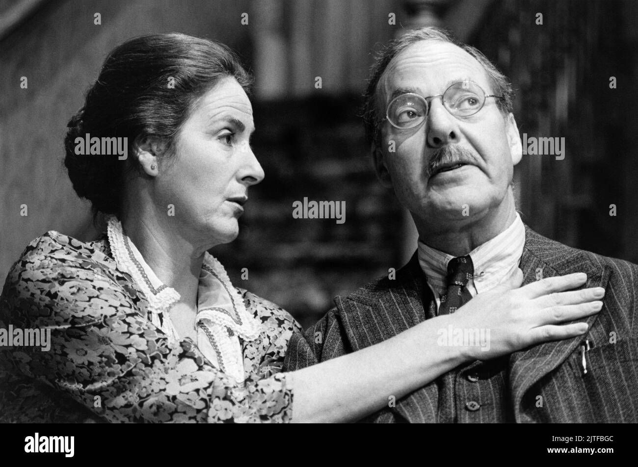 Susan Engel (Kate Jerome), Harry Towb (Jack Jerome) in BRIGHTON BEACH MEMOIRS by Neil Simon at the Aldwych Theatre, London WC2   03/12/1986  a National Theatre (NT) production  set design: Carl Toms  costumes: Lindy Hemming  lighting: Leonard Tucker  director: Michael Rudman Stock Photo