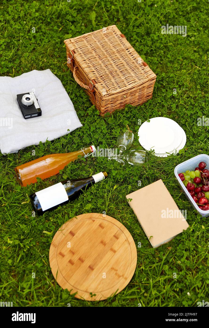 Picnic food drink basket hi-res stock photography and images - Alamy