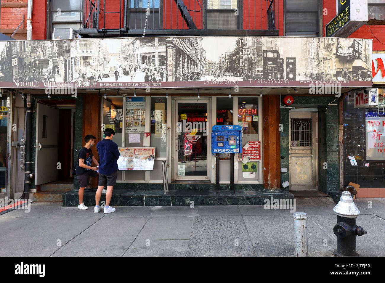 Noodle Village 粥麵軒, 13 Mott St, New York, NYC storefront photo of a Hong Kong Chinese restaurant in Manhattan Chinatown. Stock Photo