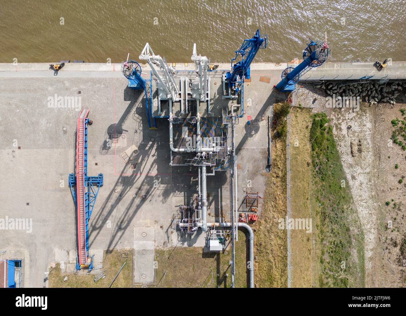 30 August 2022, SchleswigHolstein, Brunsbüttel Unloading arms and a