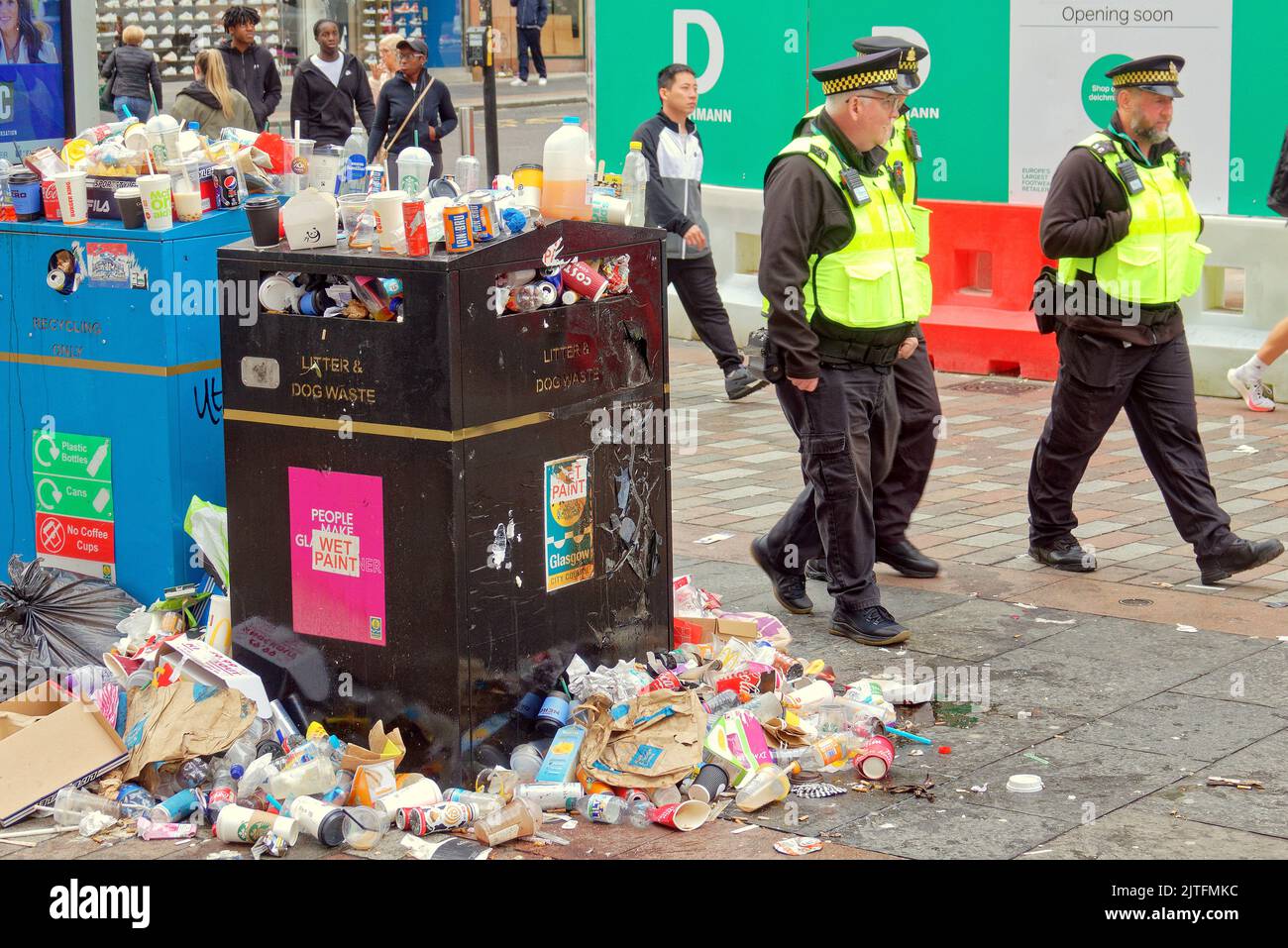 Glasgow, Scotland, UK 30th August, 2022. The citys litter wardens seem overwhelmed and have given up.   Council bin Strike sees council clean George Square city chambers area  headquarters while Buchanan street the  style mile of scotland its premier shopping street stinks..Credit Gerard Ferry/Alamy Live News Stock Photo