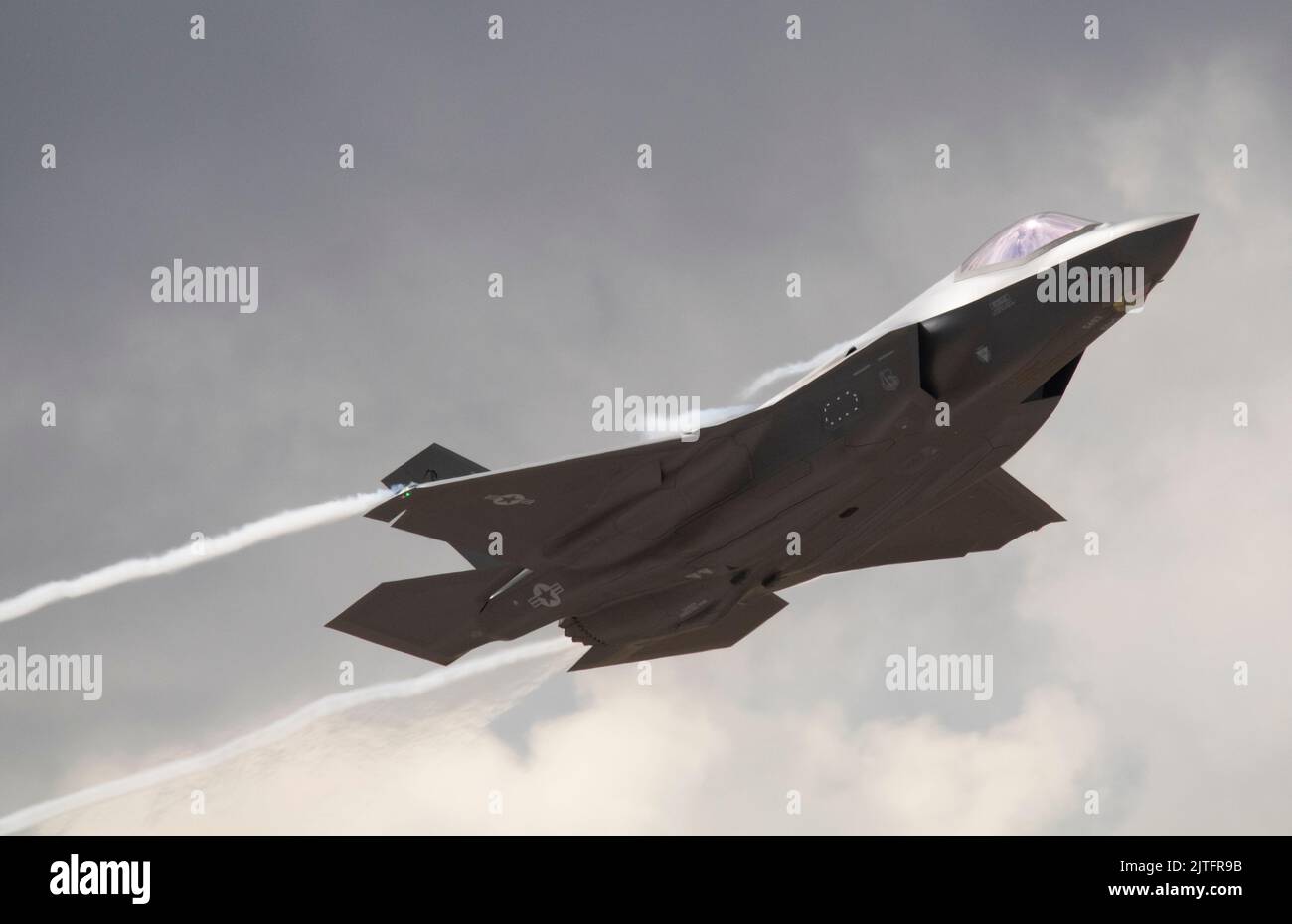 F35-A taking off from runway 07 at RAF Lakenheath and creating vapour trails, 30th August 2022 Stock Photo