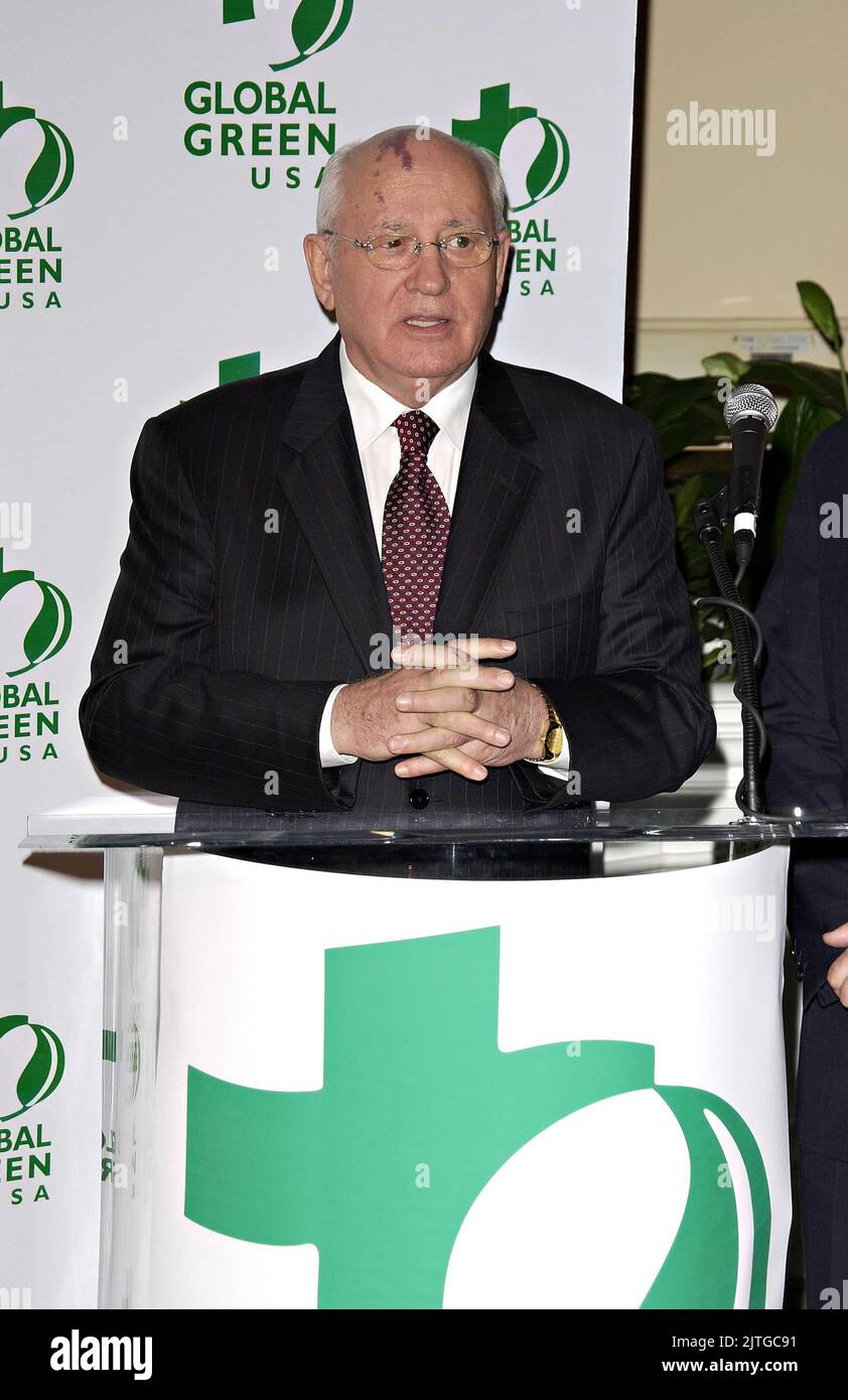 Beverly Hills, California, USA. 15th Apr, 2005. Mikhail Gorbachev. Mikhail Gorbachev and Global Green Announce Awards for Contribution to the Environment at the Beverly Hills Hotel. Photo Credit: Giulio Marcocchi/Sipa Press/0504181915 Credit: Sipa USA/Alamy Live News Stock Photo