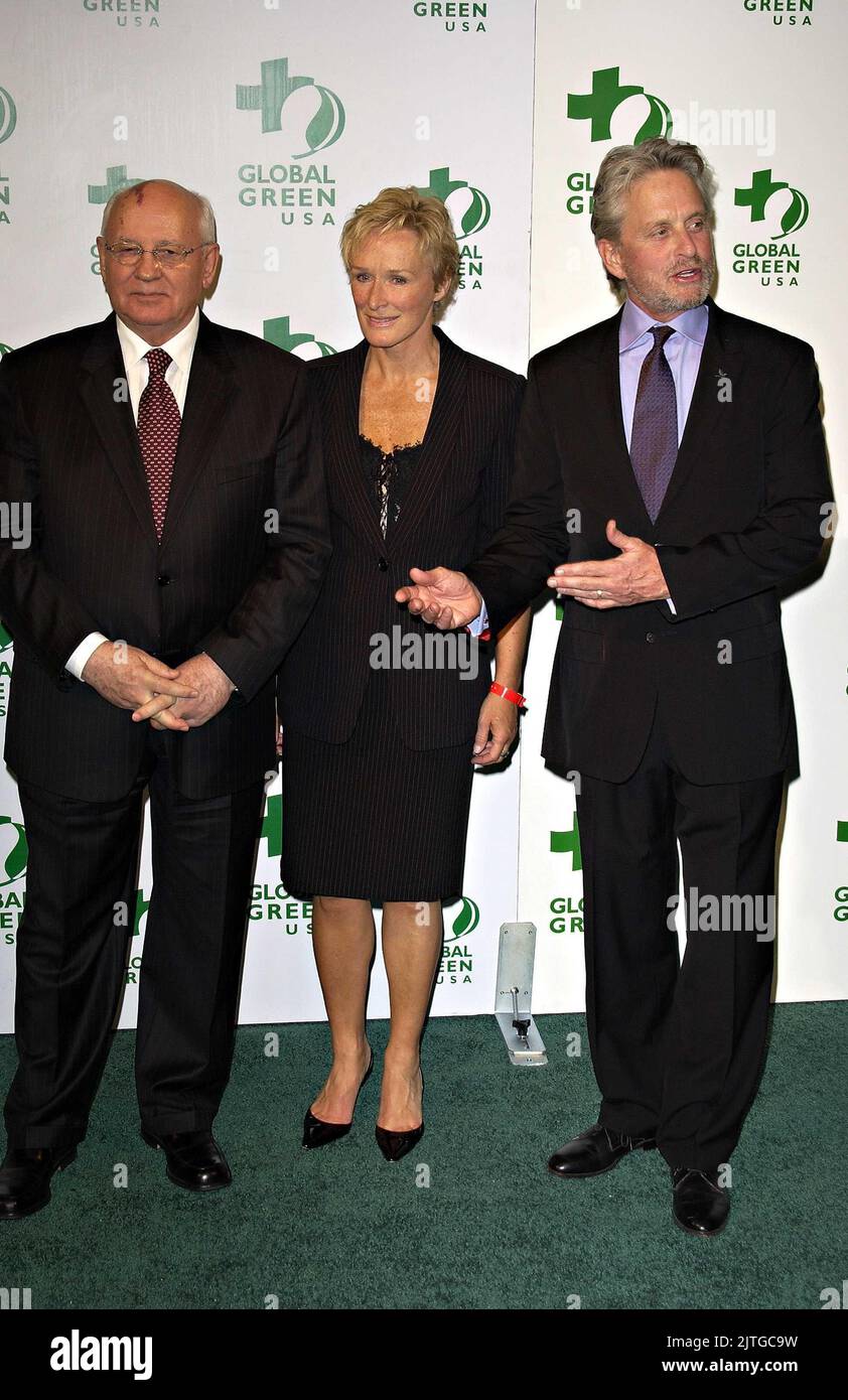 Beverly Hills, California, USA. 15th Apr, 2005. Glenn Close, Mikhail Gorbachev and Michael Douglas. Mikhail Gorbachev and Global Green Announce Awards for Contribution to the Environment at the Beverly Hills Hotel. Photo Credit: Giulio Marcocchi/Sipa Press/0504181907 Credit: Sipa USA/Alamy Live News Stock Photo
