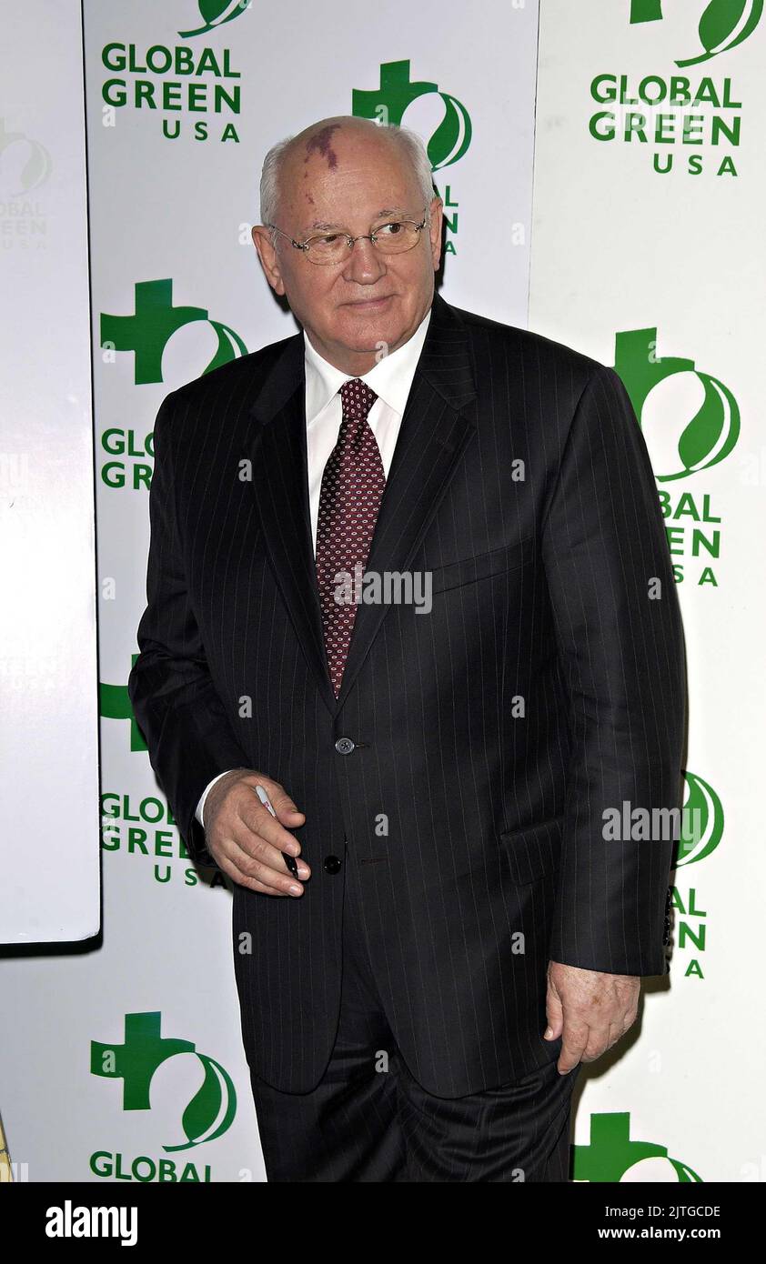 Beverly Hills, California, USA. 15th Apr, 2005. Mikhail Gorbachev. Mikhail Gorbachev and Global Green Announce Awards for Contribution to the Environment at the Beverly Hills Hotel. Photo Credit: Giulio Marcocchi/Sipa Press/0504181913 Credit: Sipa USA/Alamy Live News Stock Photo