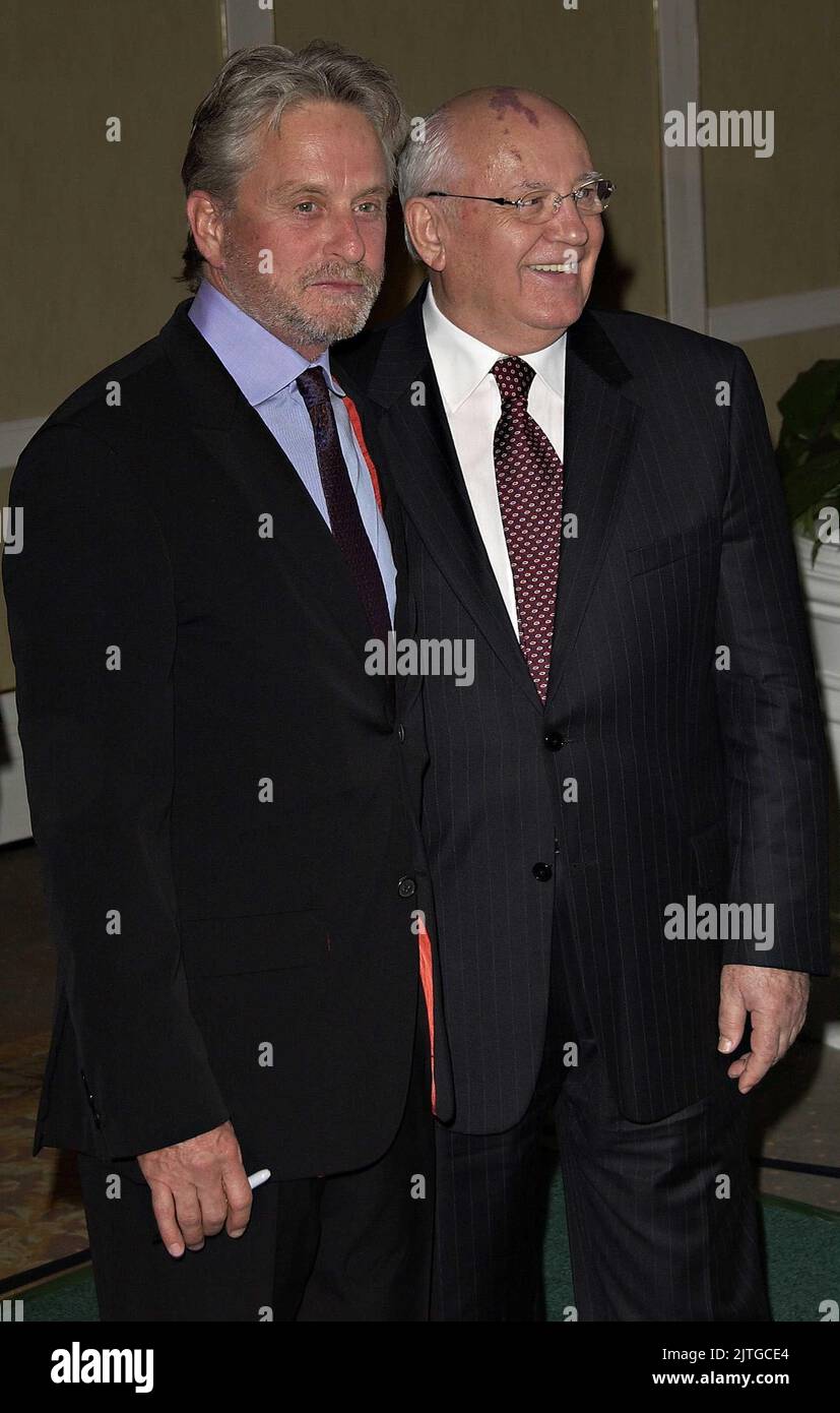 Beverly Hills, California, USA. 15th Apr, 2005. Michael Douglas and Mikhail Gorbachev. Mikhail Gorbachev and Global Green Announce Awards for Contribution to the Environment at the Beverly Hills Hotel. Photo Credit: Giulio Marcocchi/Sipa Press/0504181905 Credit: Sipa USA/Alamy Live News Stock Photo