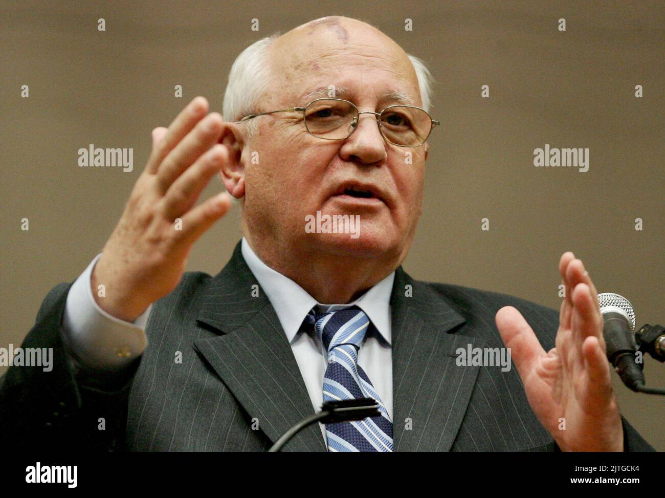 Irving, USA. 08th Oct, 2007. Mikhail Gorbachev, former president of the Soviet Union, speaks with students at the University of Dallas on Monday, October 8, 2007, in Dallas, Texas. (Photo by Richard W. Rodriguez/Fort Worth Star-Telegram/MCT/Sipa USA) Credit: Sipa USA/Alamy Live News Stock Photo