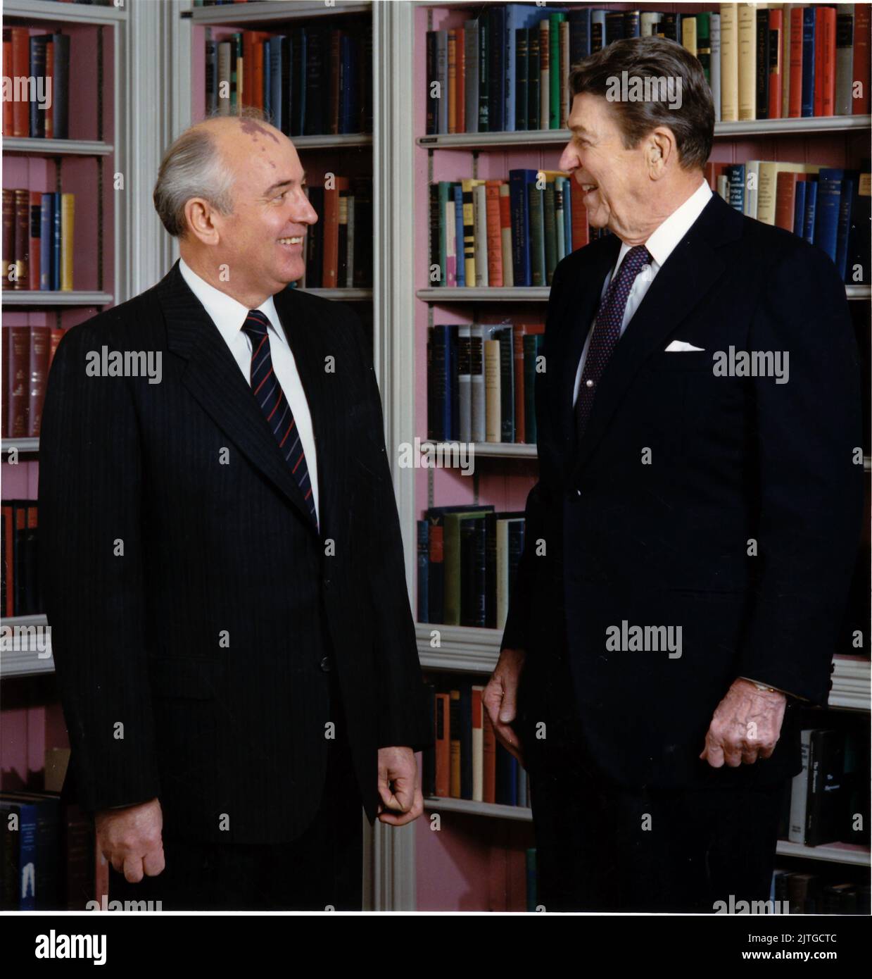 Washington, United States Of America. 11th Jan, 2010. United States President Ronald Reagan and General Secretary of the Communist Party of the Soviet Union Mikhail Sergeyevich Gorbachev share a light moment during their photo session in the Library on Tuesday, December 8, 1987.Mandatory Credit: Bill Fitz-Patrick - White House via CNP *** Please Use Credit from Credit Field *** Credit: Sipa USA/Alamy Live News Stock Photo