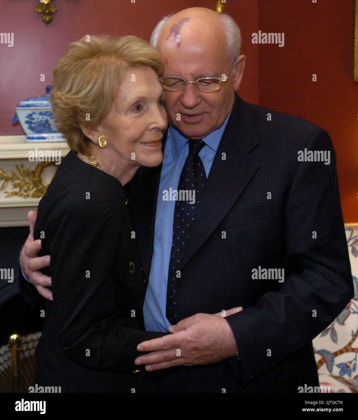 Washington, USA. 09th June, 2004. KRT US NEWS STORY SLUGGED: REAGAN KRT PHOTOGRAPH BY PETE SOUZA/RONALD REAGAN PRESIDENTIAL FOUNDATION (June 10) WASHINGTON, DC - Former Soviet General Secretary Mikhail Gorbachev embraces Nancy Reagan during their visit at the Blair House in Washington, DC on June 10, 2004. Mrs. Reagan received condolences from several former world leaders on Thursday and dine with President and Mrs. Bush tonight. (Photo by smd) 2004 Credit: Sipa USA/Alamy Live News Stock Photo