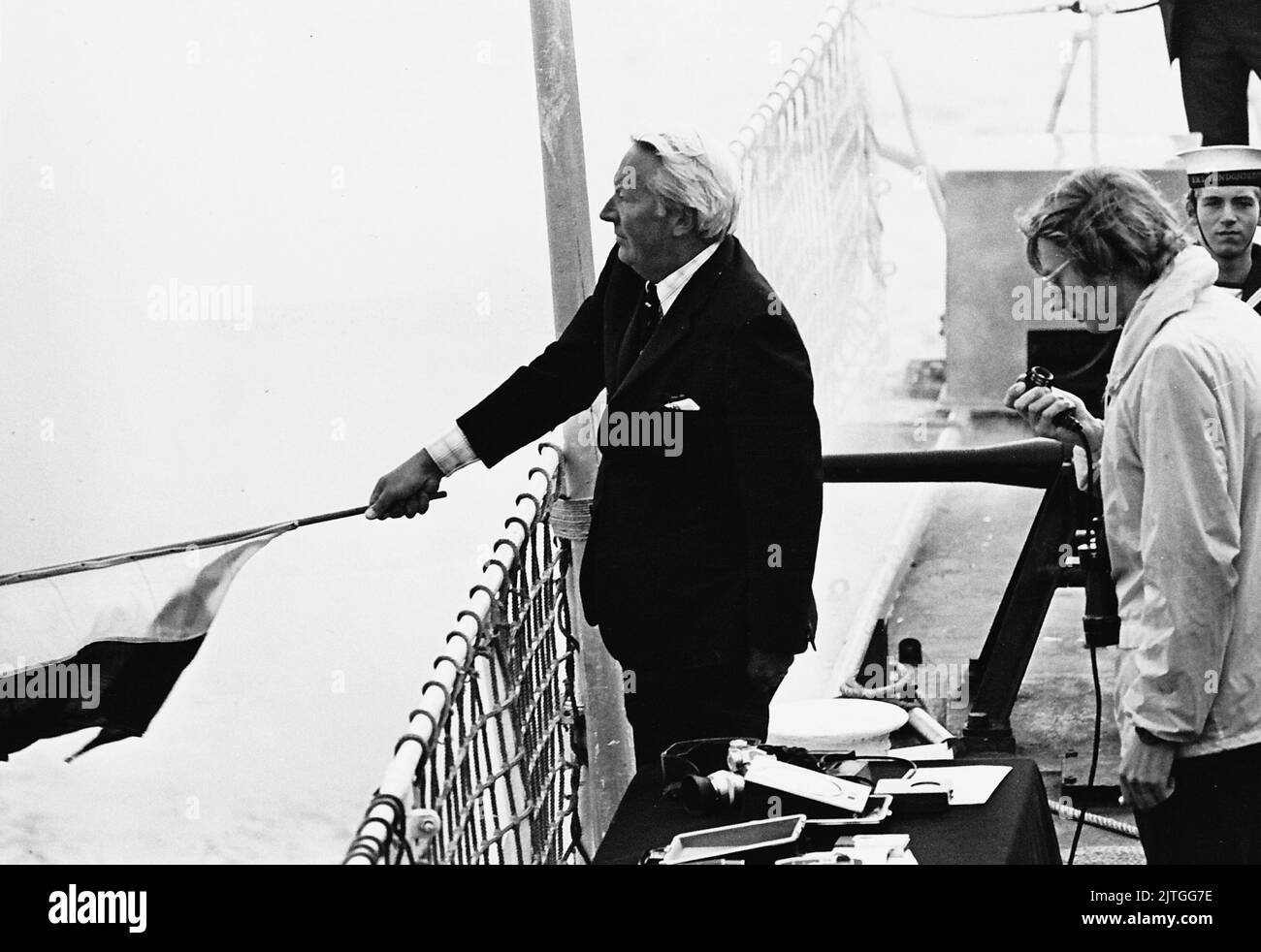 AJAXNETPHOTO. 31ST AUGUST, 1975. LONDON, ENGLAND. - FLAG WAVER - FT CLIPPER RACE -  MR EDWARD HEATH WAVES START FLAG FROM DECK OF THE FRIGATE HMS LONDONDERRY OFF SHEERNESS AS FOUR OCEAN RACING YACHTS SET OUT TO BEAT CLIPPER SHIP PATRIARCH RECORD OF 69 DAYS FROM LONDON TO SYDNEY, AUSTRALIA, SET IN 1869/70. YACHTS WILL RACE BACK TO LONDON FROM SYDNEY IN ABOUT THREE MONTHS TIME.  PHOTO:JONATHAN EASTLAND/AJAX REF:750209 GR2 340 220105 21 Stock Photo