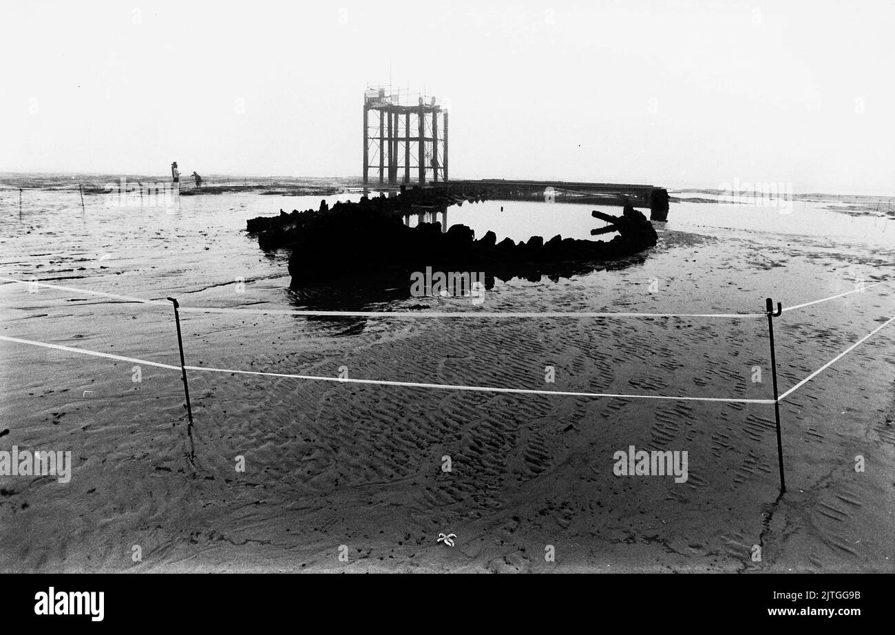 AJAXNETPHOTO. 28TH AUGUST, 1984. BULVERHYTHE BAY, NR HASTINGS, ENGLAND.  - AMSTERDAM WRECK - TIMBERS OF THE 18TH CENTURY DUTCH EAST INDIA CO., MERCHANT SHIP PROTRUDE ABOVE THE SANDS. THEY CAN ONLY BE SEEN AT LOW WATER SPRINGS. SHIP WAS WRECKED IN A CHANNEL STORM ON 26TH JANUARY, 1749 AND REDISCOVERED IN 1969.  PHOTO:JONATHAN EASTLAND/AJAX.  REF:340 220105 19 Stock Photo