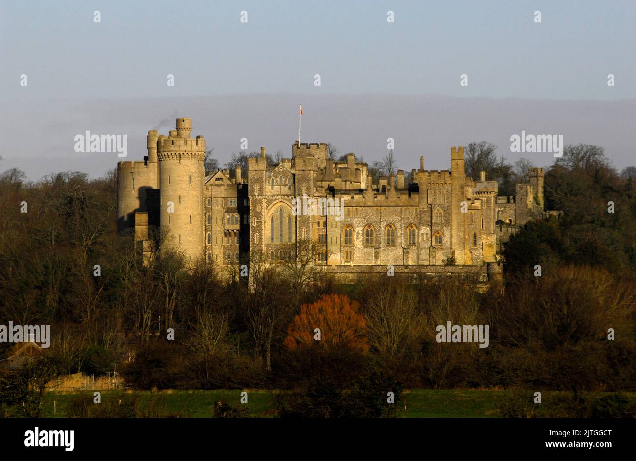 AJAXNETPHOTO. ARUNDEL, ENGLAND. - FAMED CASTLE - ARUNDEL CASTLE, WEST SUSSEX, SEAT OF THE DUKE OF NORFOLK, OVERLOOKS THE RIVER ARUN. BUILT AT THE END OF THE 11TH CENTURY BY ROGER DE MONTGOMERY, EARL OF ARUNDEL.PHOTO: JONATHAN EASTLAND REF:D142202 4032 Stock Photo