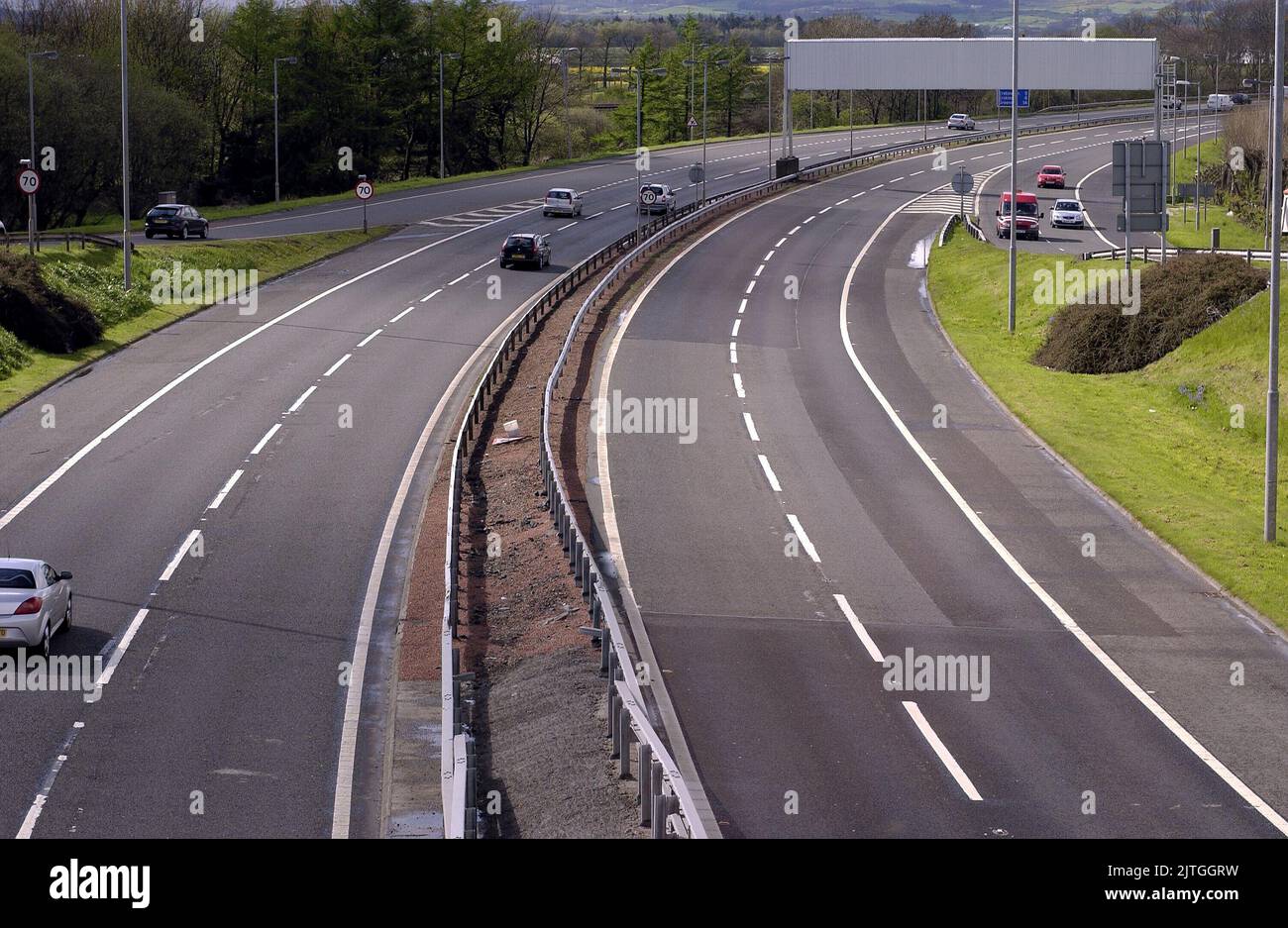 AJAXNETPHOTO. MAY, 2008. GLASGOW, SCOTLAND. - DUAL CARRIAGEWAY - M8 MOTORWAY HEADING WEST TO ERSKINE AND GREENOCK (LEFT) AND INTO CITY (RIGHT) SEEN FROM FLYOVER.PHOTO:JONATHAN EASTLAND/AJAX REF:D80105 735 Stock Photo
