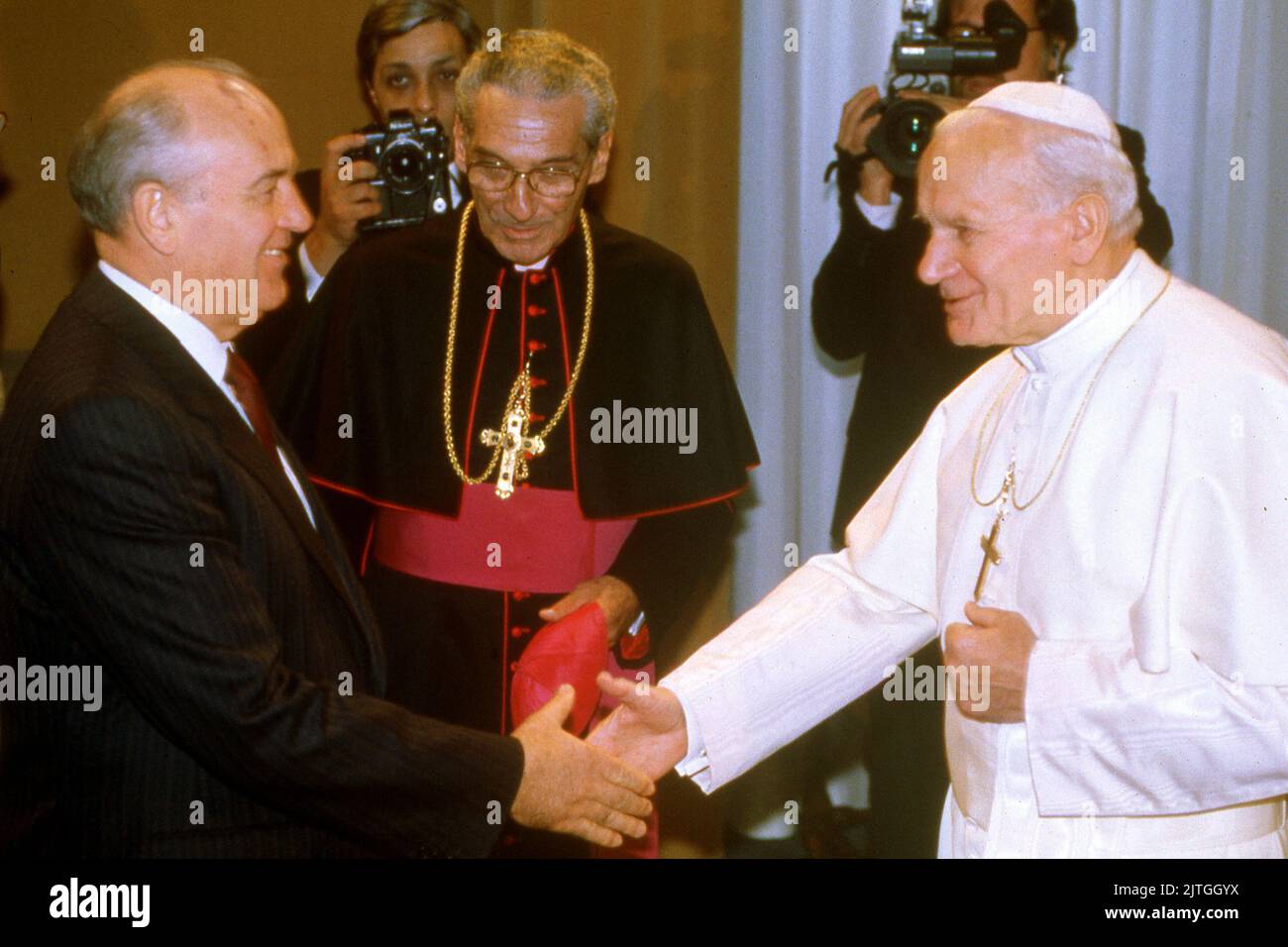 December 1, 1989 : John Paul II receives Mikhail Gorbachev in private audience at Vatican.1 dicembre 1989 : Giovanni Paolo II riceve Mikhail Gorbaciov in udienza privata in Vaticano. Stock Photo