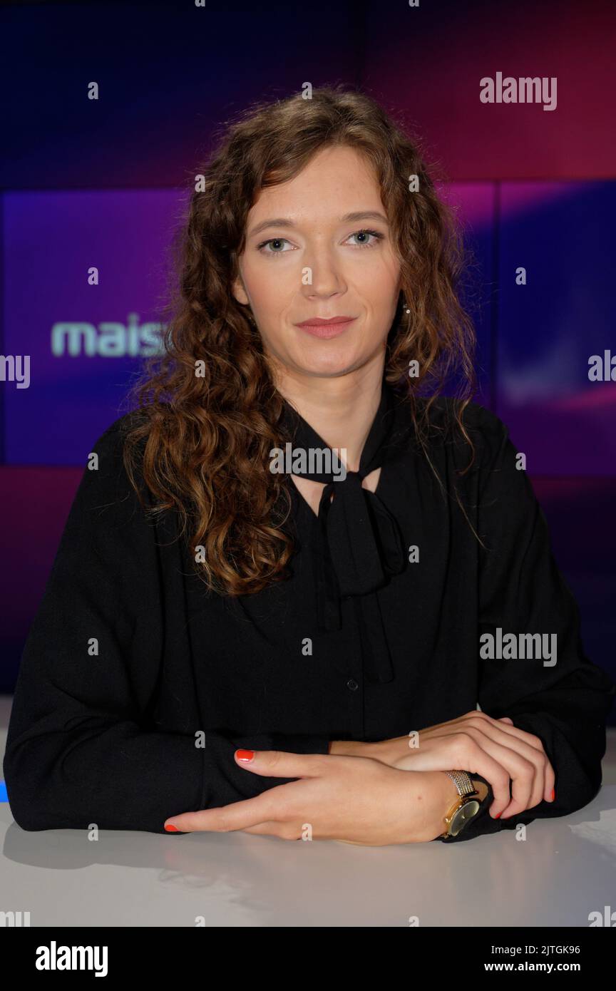 Cologne, Germany. 30th Aug, 2022. Author Anna Mayr stands in the studio of the ARD talk show 'Maischberger'. Credit: Henning Kaiser/dpa/Alamy Live News Stock Photo