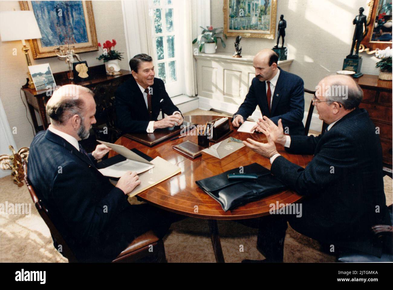 Oval office study hires stock photography and images Alamy