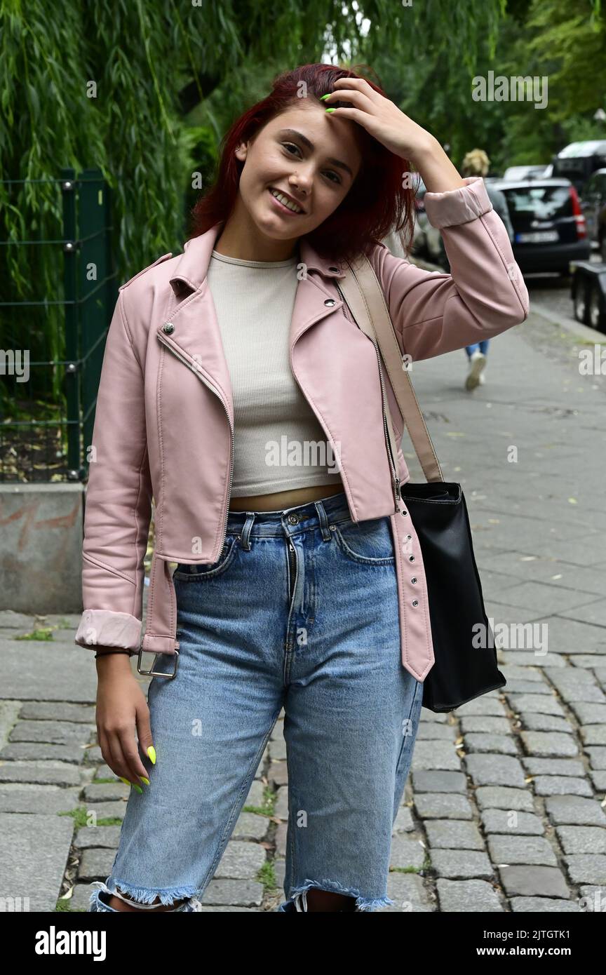 Lidia Santangelo aka Chiara am Set bei Dreharbeiten zur Reality-Daily-Soap ` Berlin - Tag und Nacht`am Paul-Lincke-Ufer. Berlin, 29.08.2022 Stock Photo  - Alamy