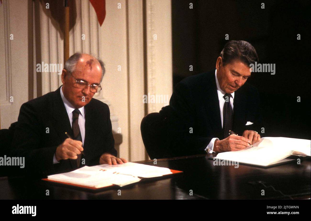 Mikhail gorbachev cold war hi-res stock photography and images - Alamy