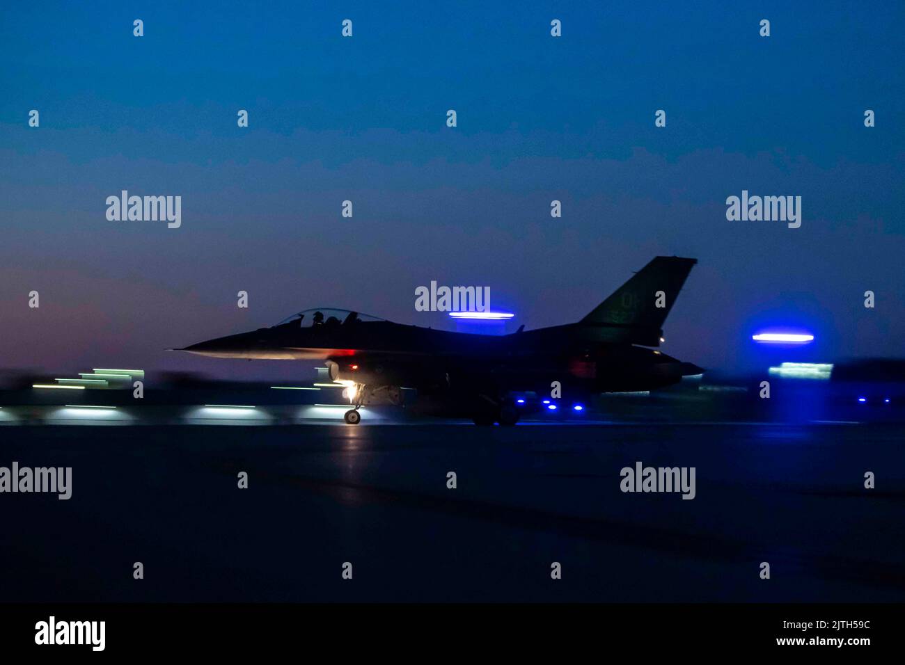 Swanton, Ohio, USA. 22nd Aug, 2022. A U.S. Air Force F-16 Fighting Falcon, assigned to the Ohio National Guard's 180th Fighter Wing, takes off for a nighttime training flight in Swanton, Ohio, August. 22, 2022. The 180FW conducts training, rain or snow, day and night to enhance mission readiness to ensuring combat power can be delivered to combatant commanders, anytime, anywhere. Credit: U.S. Air Nationa/ZUMA Press Wire Service/ZUMAPRESS.com/Alamy Live News Stock Photo