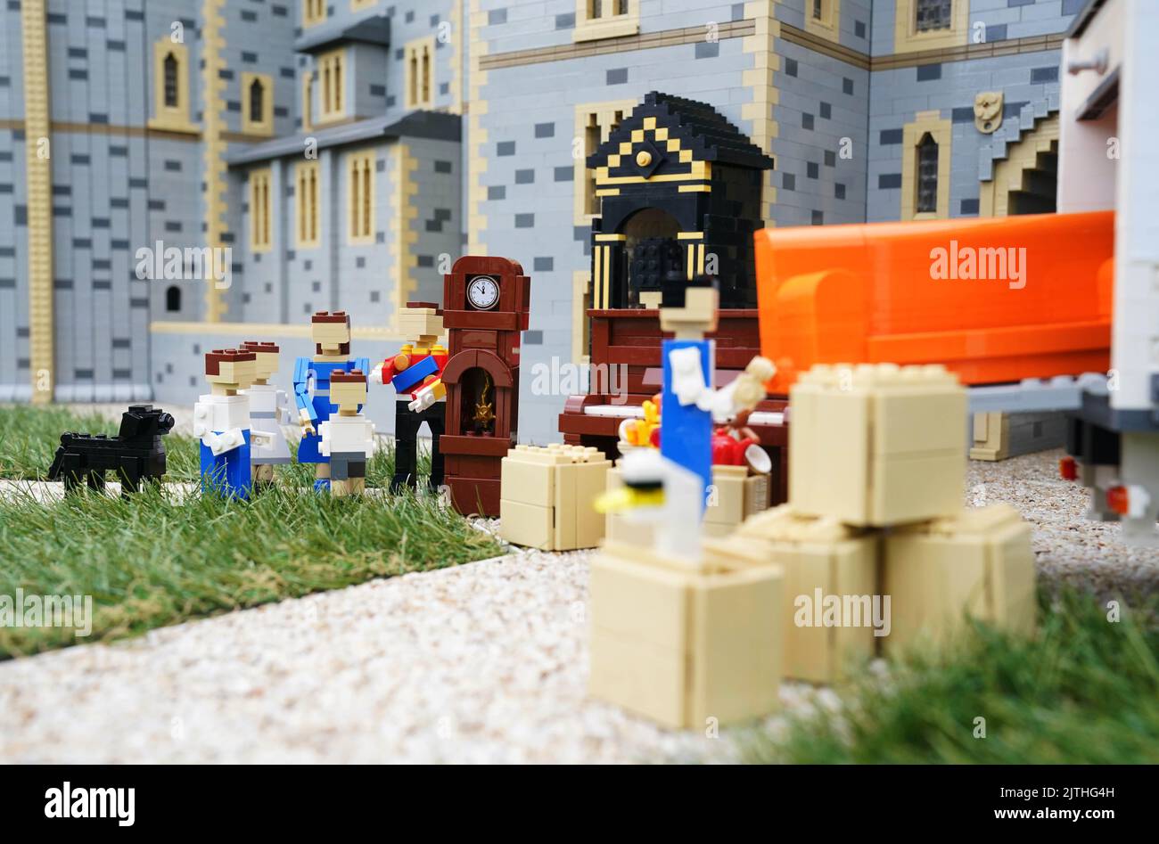 https://c8.alamy.com/comp/2JTHG4H/mini-lego-figures-of-the-duke-and-duchess-of-cambridge-and-their-family-are-unveiled-at-legoland-windsor-to-celebrate-the-royal-couple-moving-to-the-local-area-with-their-family-becoming-neighbours-of-the-theme-park-and-resort-in-berkshire-picture-date-tuesday-august-30-2022-2JTHG4H.jpg