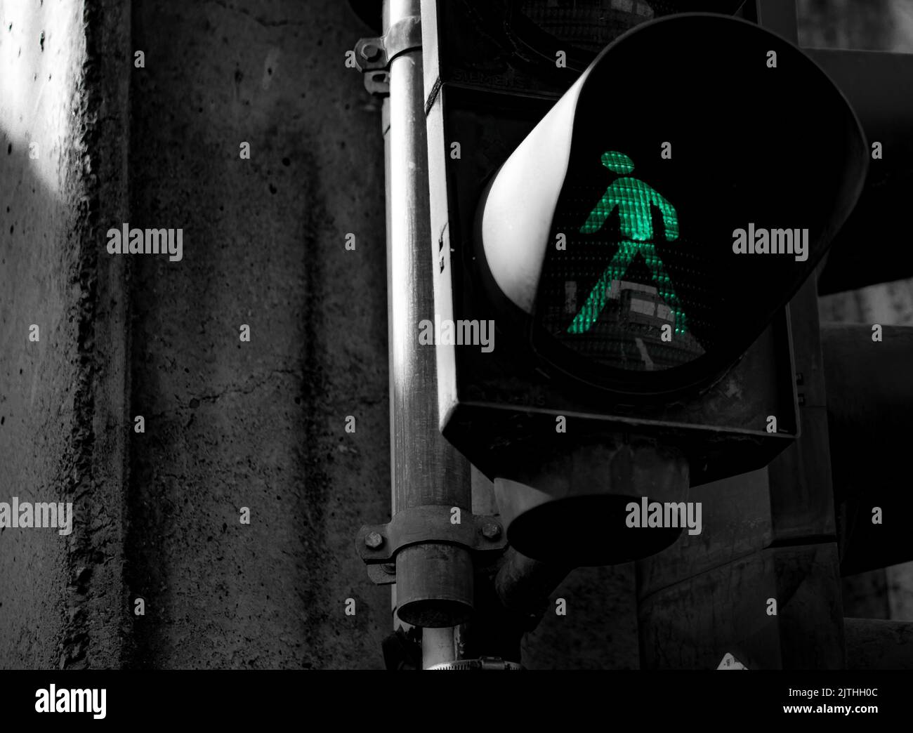 A green pedestrian traffic light Stock Photo - Alamy