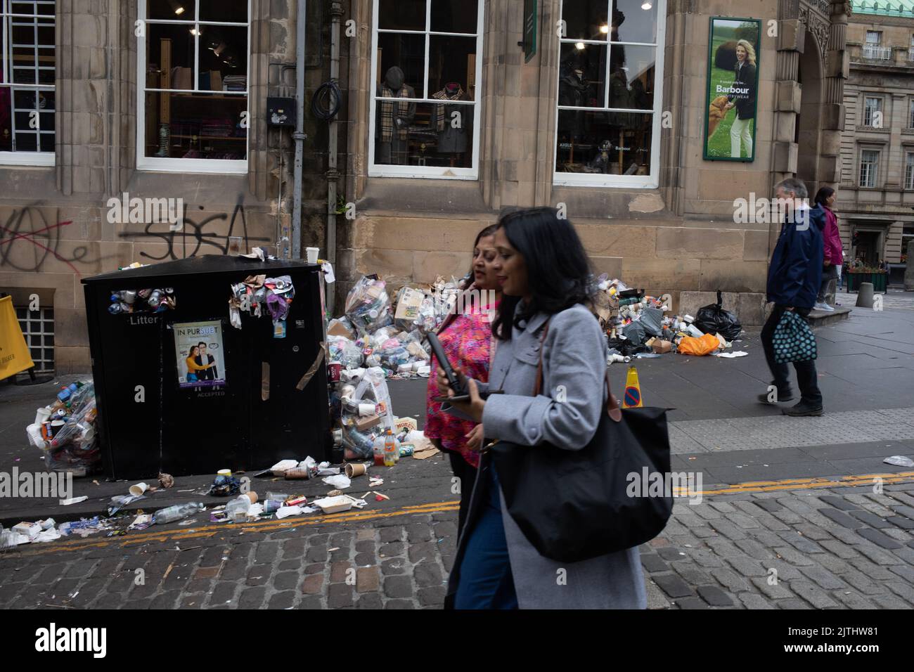 Overflowing bins during the bin men’s strike, in Edinburgh, Scotland, 30 August 2022 Stock Photo
