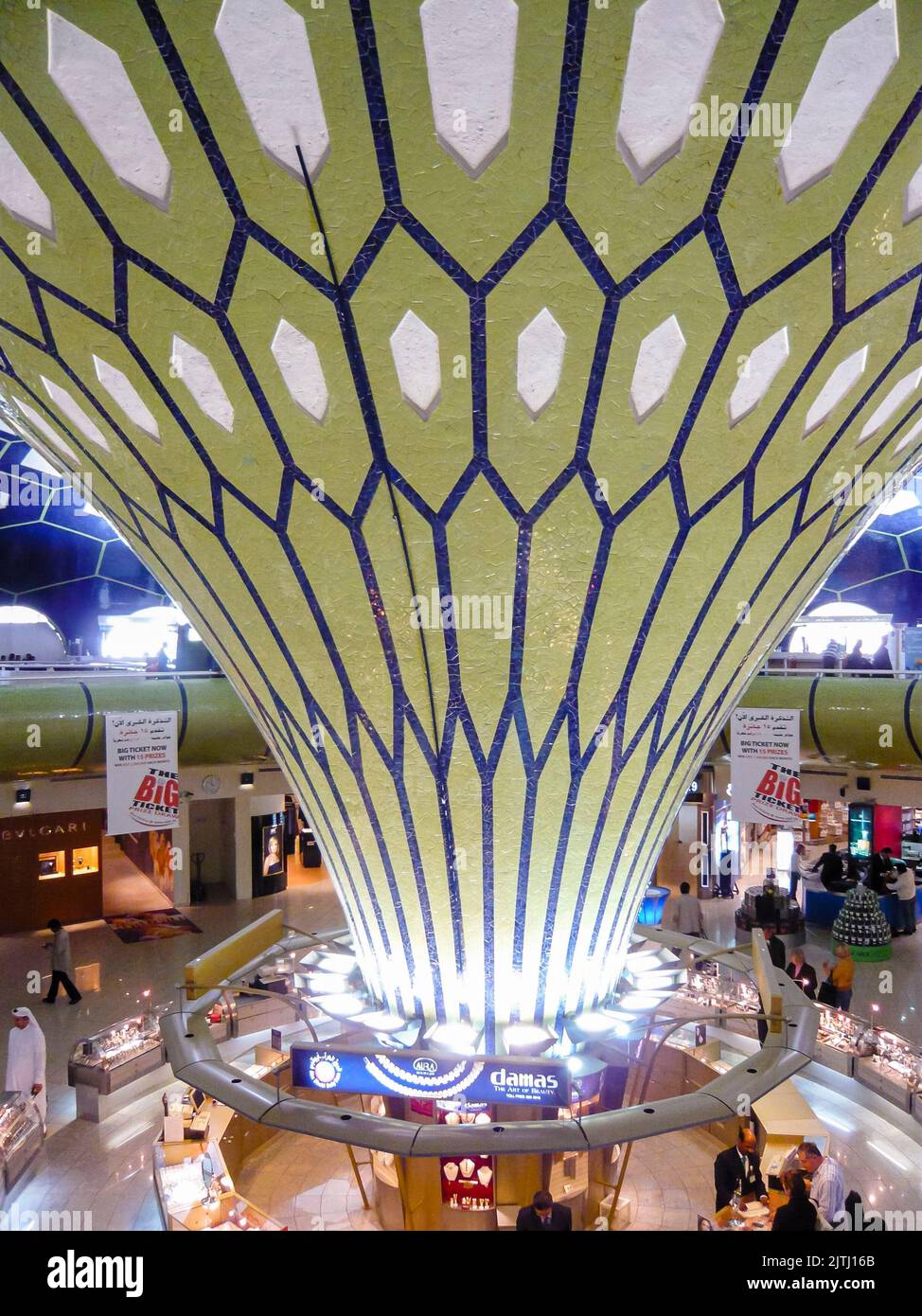 Impressive vaulted roof inside the departure lounge at Abu Dhabi International Airport Stock Photo