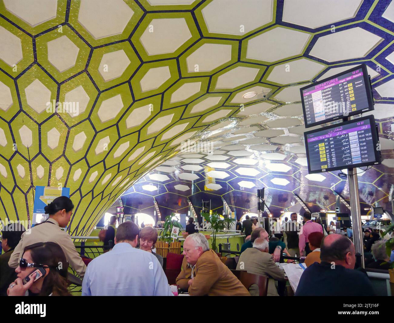 Impressive vaulted roof inside the departure lounge at Abu Dhabi International Airport Stock Photo