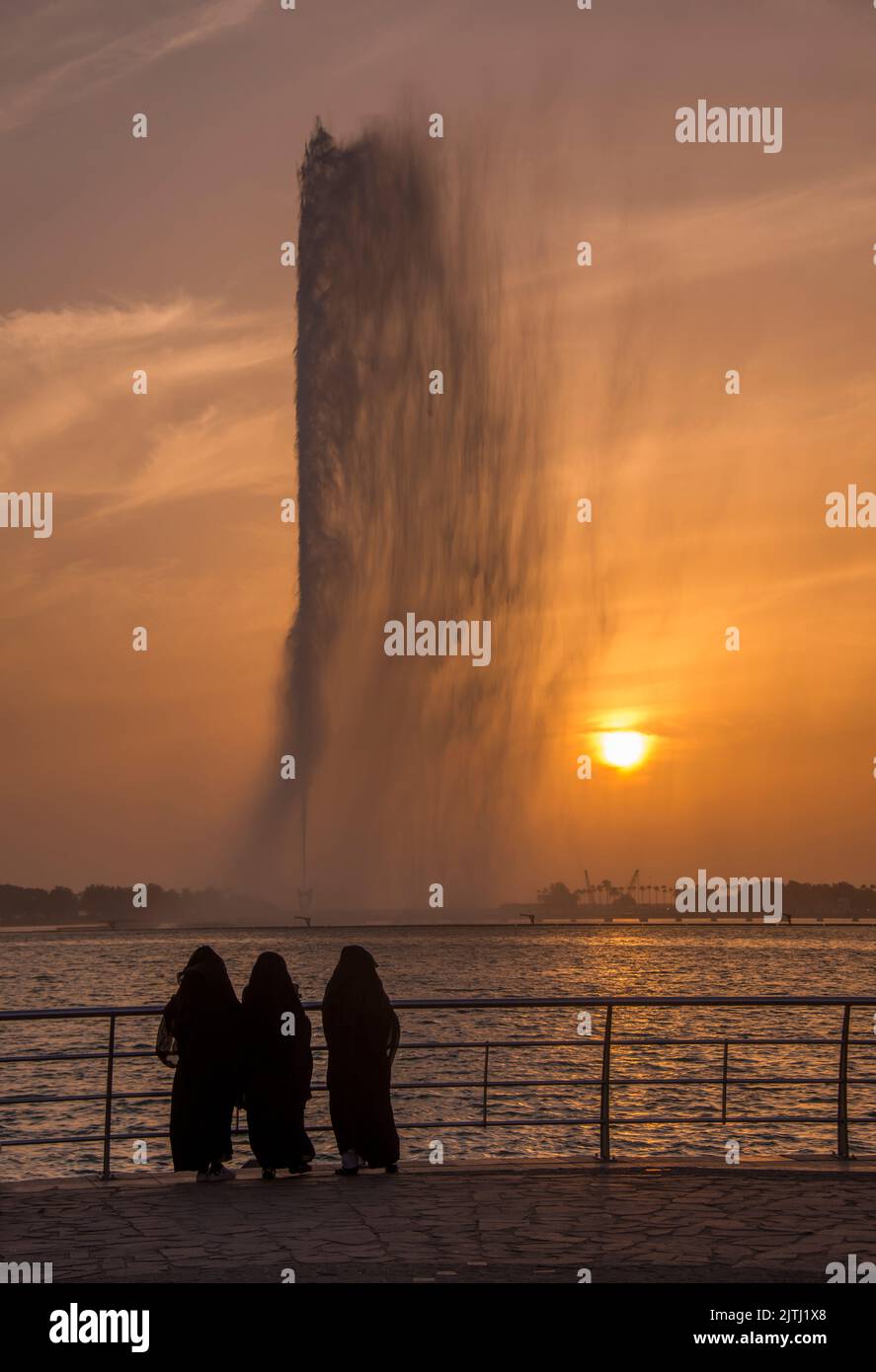 Three arab women observing King Fahd's Fountain at sunset Corniche Park Jeddah Saudi Arabia Stock Photo
