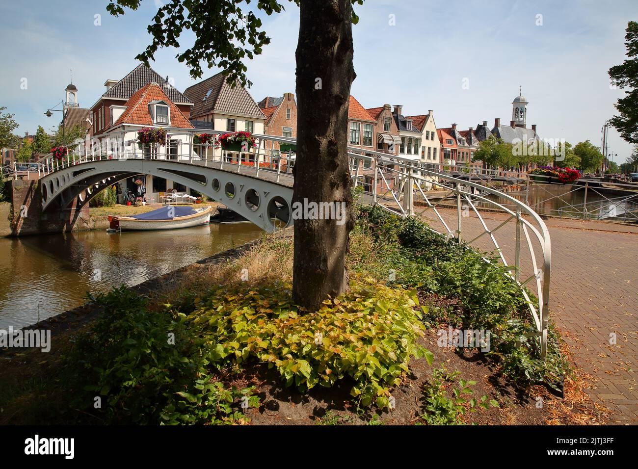The little canal (klein Diep) and Turfmarkt footbridge in Dokkum, Friesland, Netherlands, with the Oud Stadhuis (Old town hall, built in 1610) Stock Photo