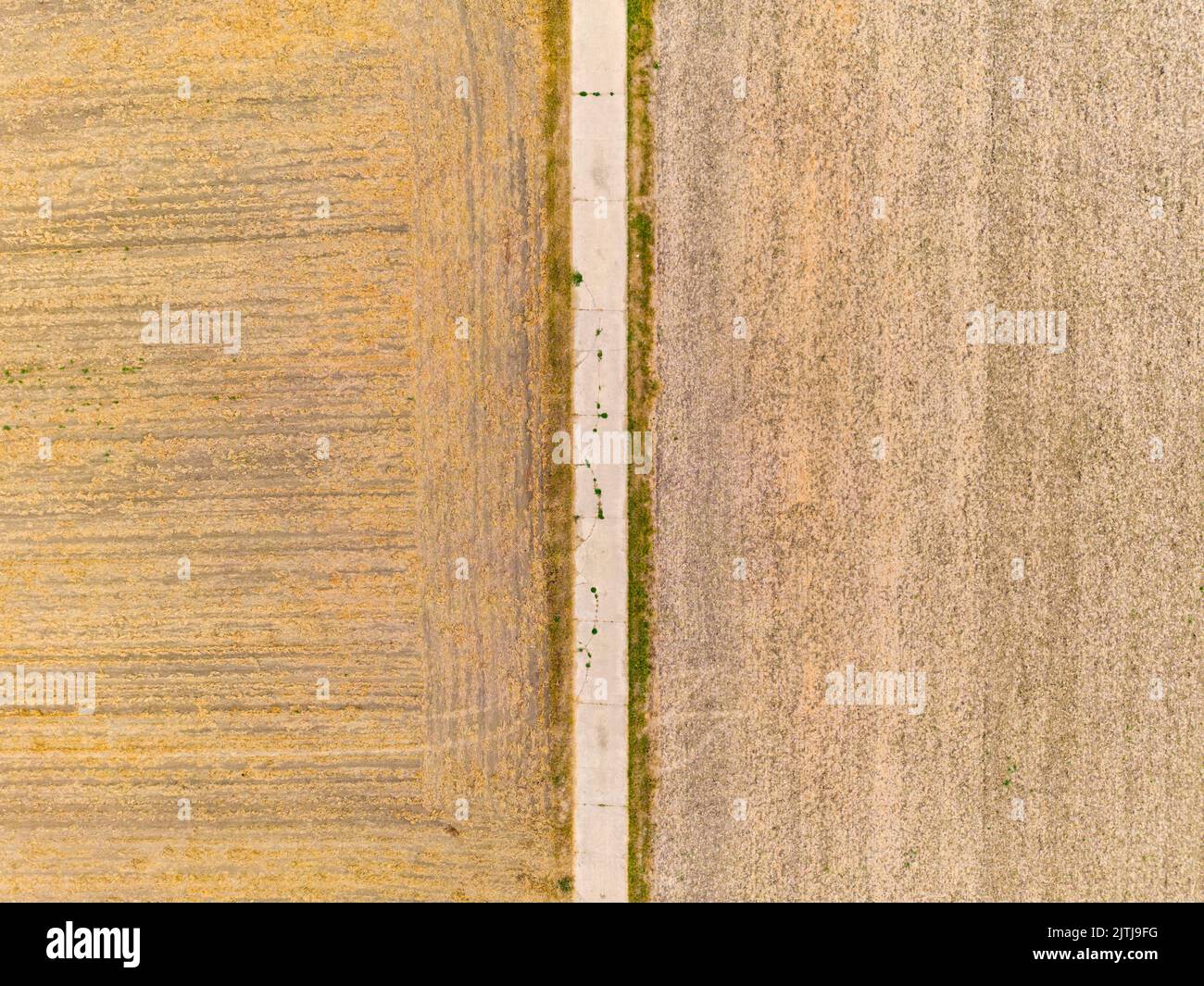 Luftaufnahme von Feldern nach Hitze und Regenarmut im Sommer der Klimakrise in Europa Stock Photo