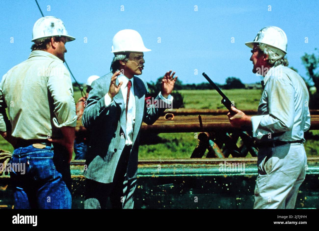 Dallas, Fernsehserie, USA 1978 - 1991, Darsteller: Ken Kercheval (Mitte) auf dem Ölfeld Stock Photo