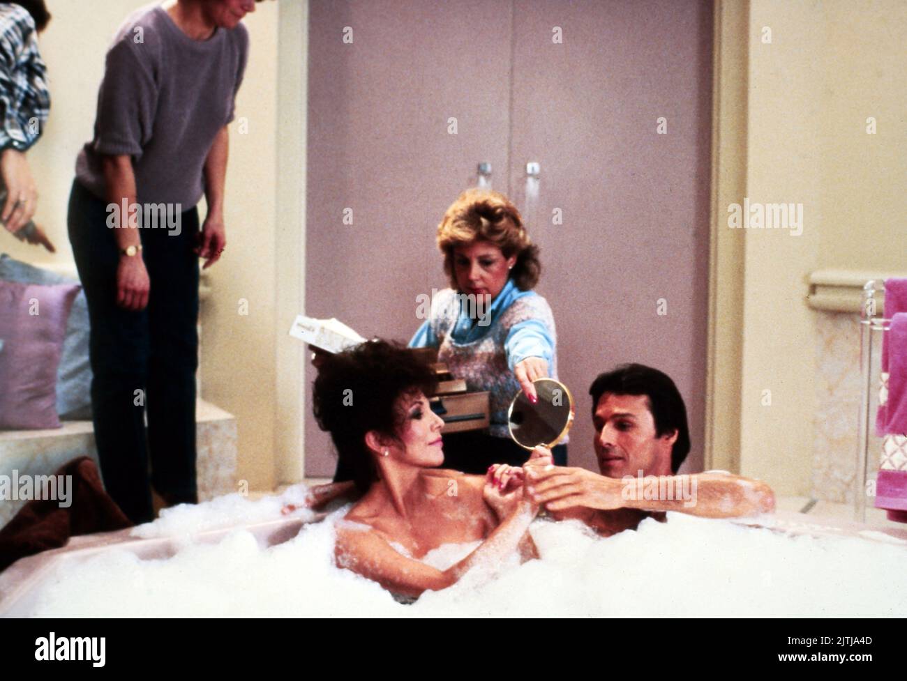 Dynasty, aka Der Denver Clan, Fernsehserie, USA 1981 - 1989, Darsteller Joan Collins und Michael Nader beim Szenendreh in der Badewanne. Stock Photo