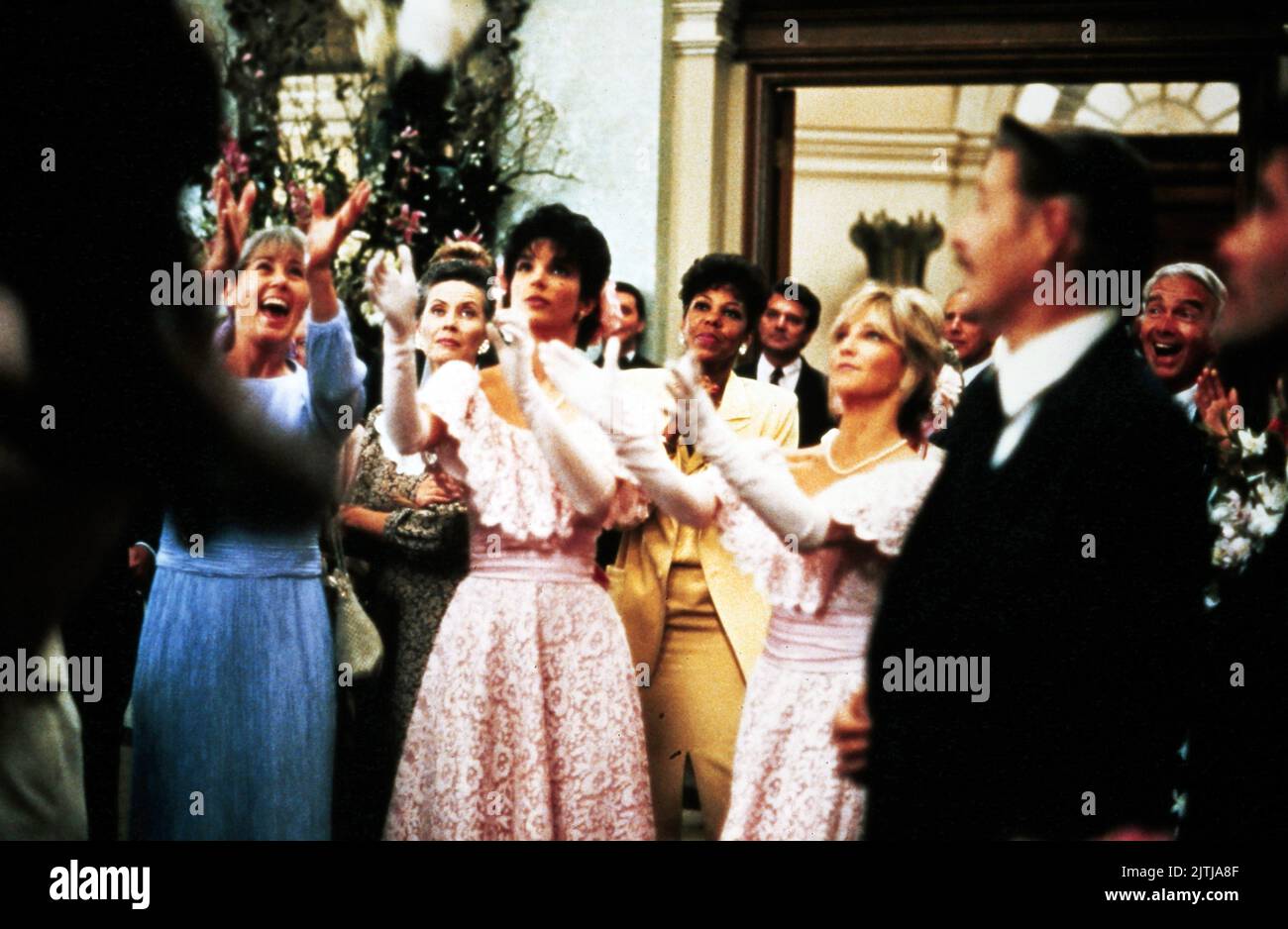 Dynasty, aka Der Denver Clan, Fernsehserie, USA 1981 - 1989, Darsteller: Terri Garber und Heather Locklear versuchen, einen Brautstrauß zu fangen. Stock Photo