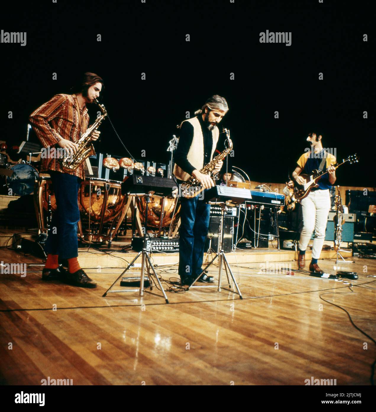Frank Zappa, amerikanischer Musiker, spielt Jazzrock, Blues, Avantgarde, art rock, hier bei einem Konzert mit der Band: Mothers of Invention, circa 1968. Frank Zappa, American musician, plays jazz rock, blues, avant-garde, art rock, here at a concert with the band: Mothers of Invention, circa 1968 Stock Photo